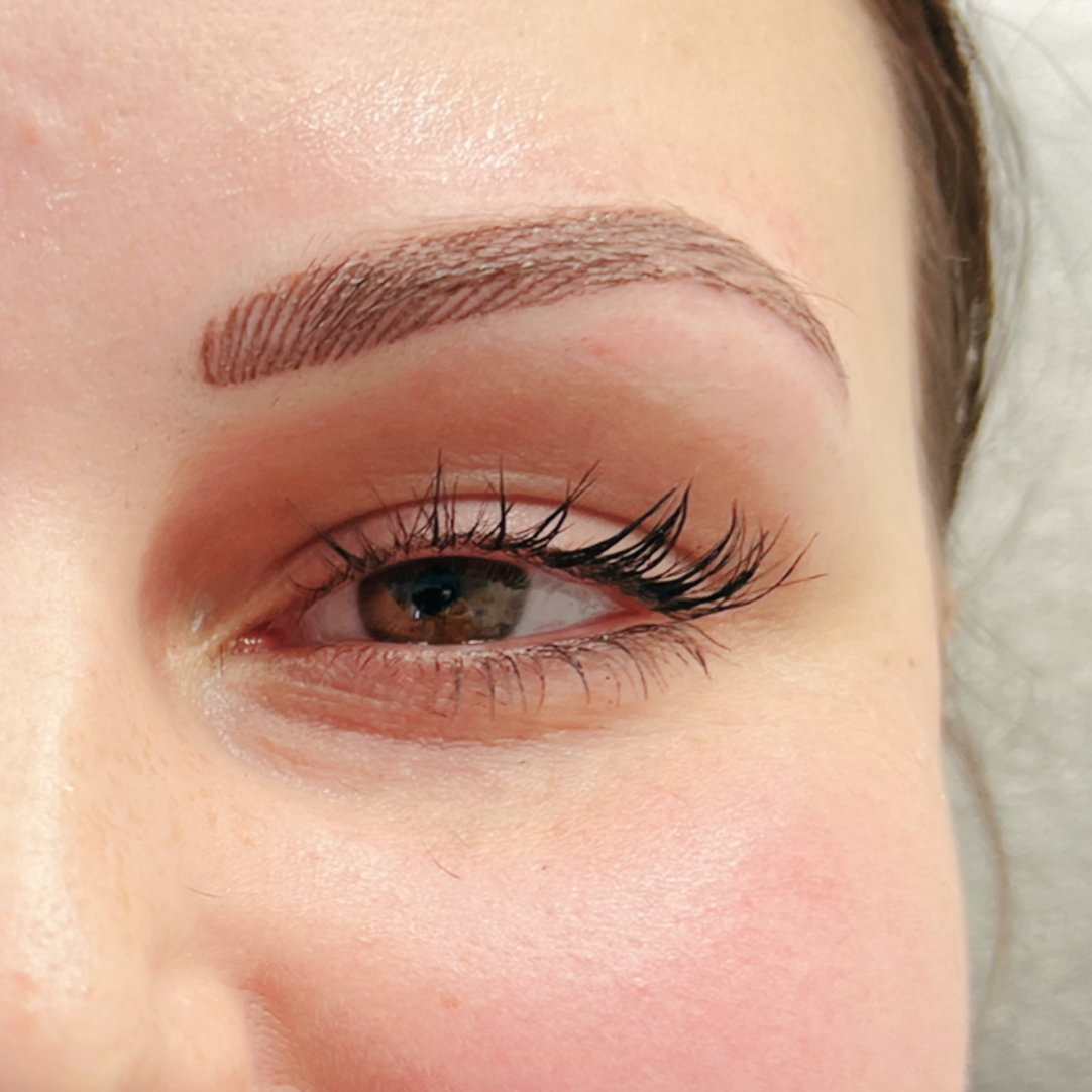 Eine Nahaufnahme des Auges einer Frau mit langen Wimpern.