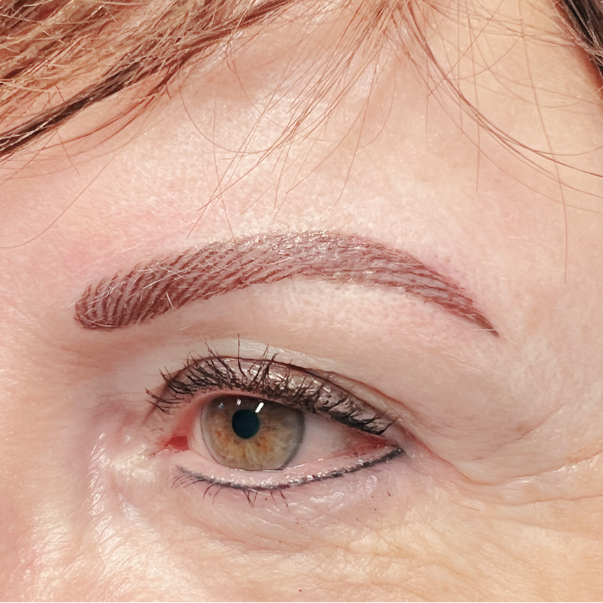 Eine Nahaufnahme der Augen und Augenbrauen einer Frau