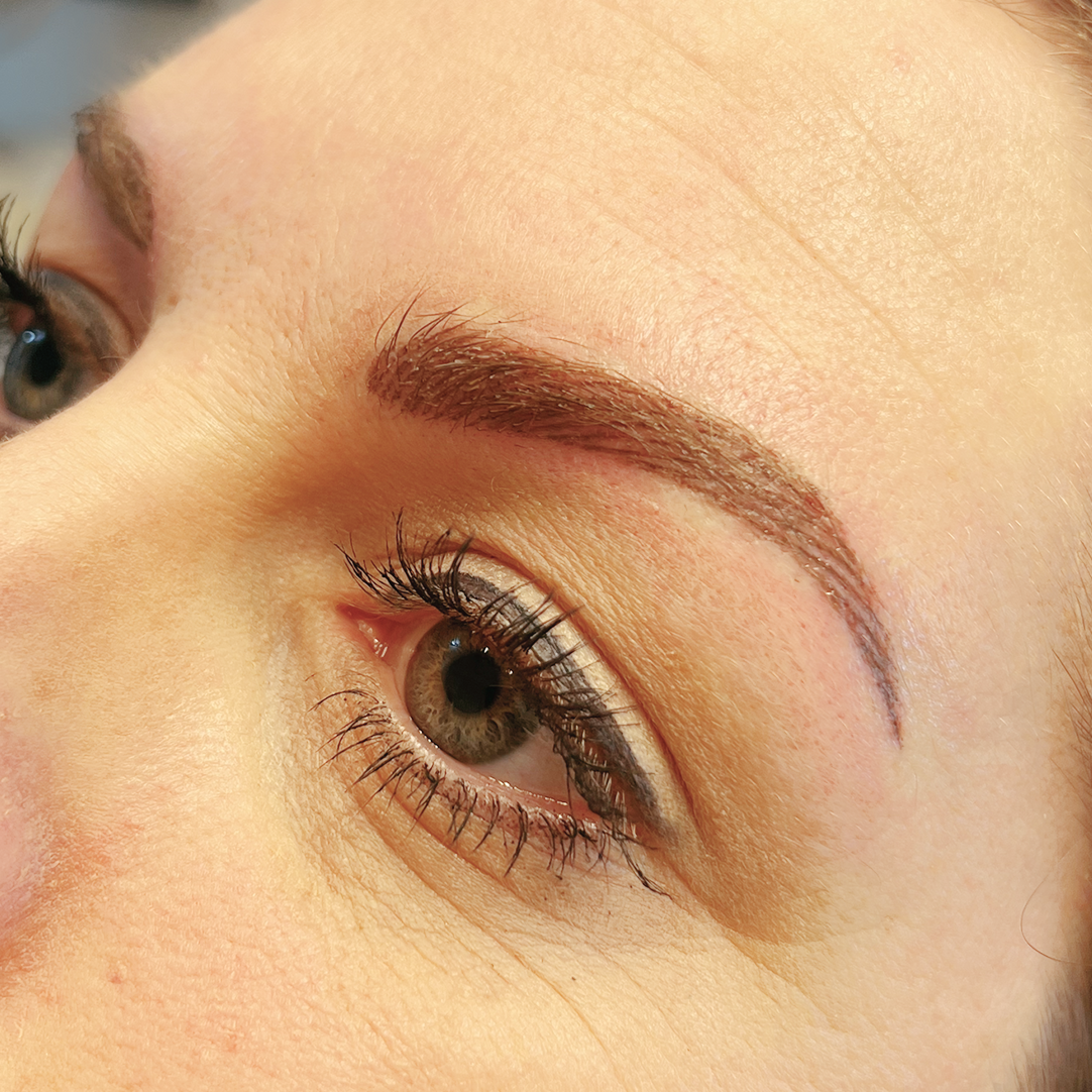Eine Nahaufnahme des Auges einer Frau mit langen Wimpern.