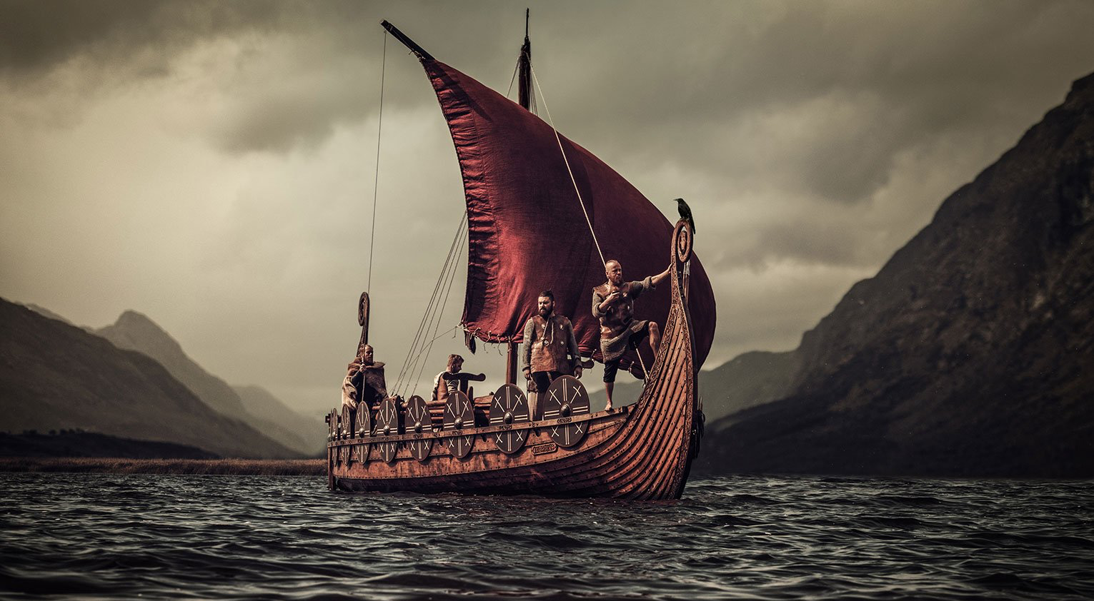 Viking som speider på vikingskip