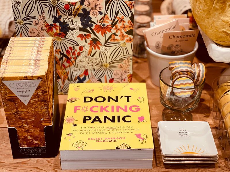 Gift display with a yellow 