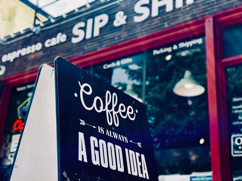 Coffee sign outside café reading “A GOOD IDEA” in white on a black board.