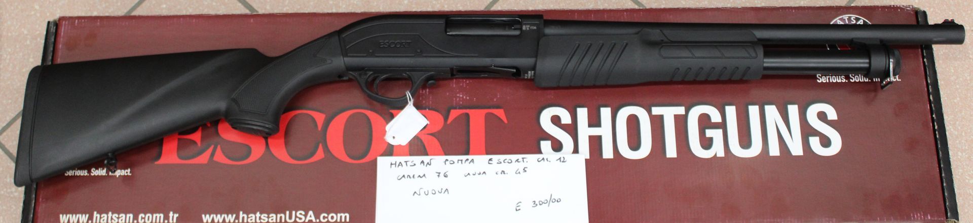 Fucile a pompa Hatsan Escort calibro 12 camerato 76 con canna da 45 centimetri.
Arma nuova, prezzo di 300,00€
