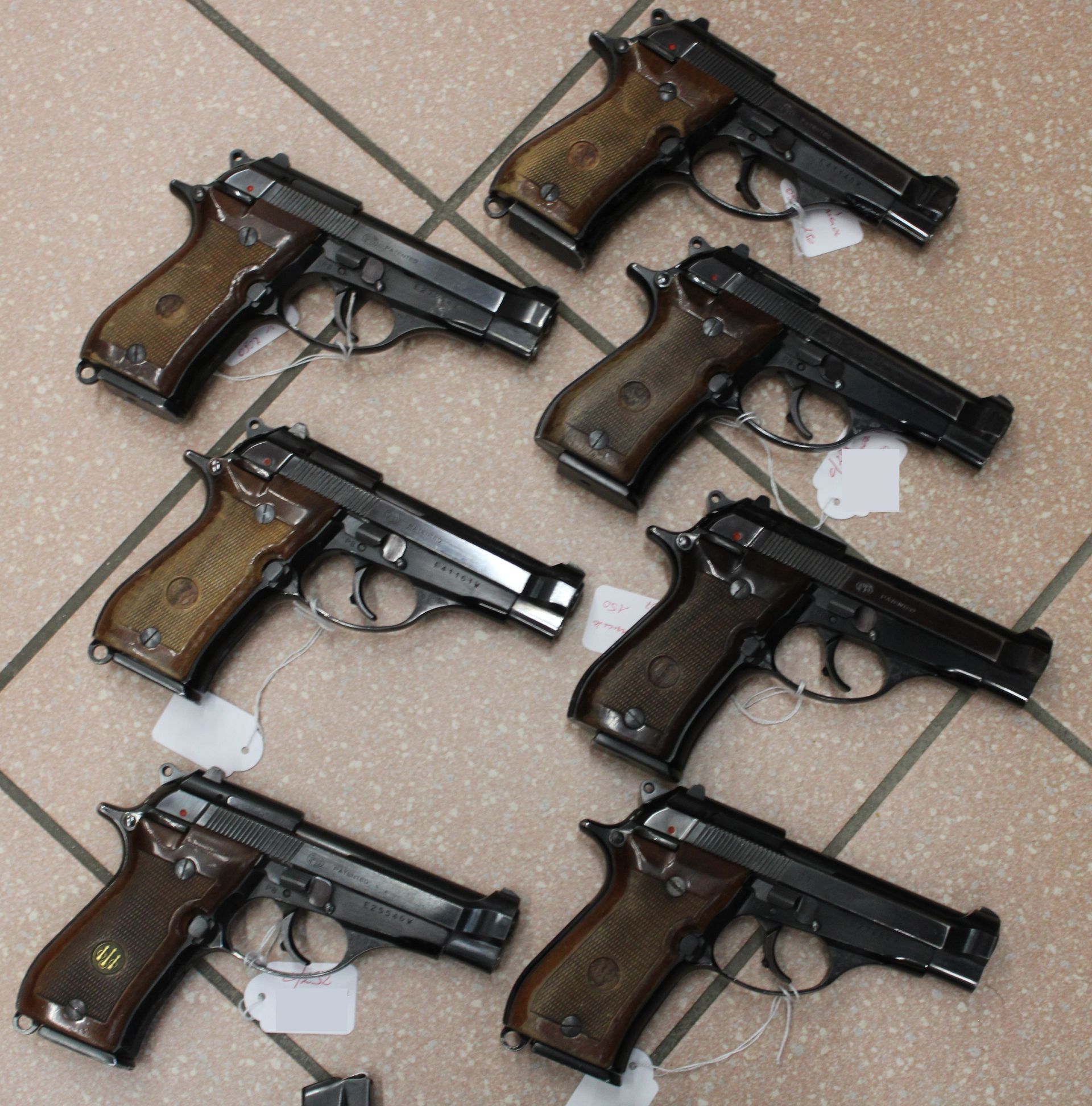 Pistola semiautomatica P.Beretta modello 81BB calibro 7.65 Browning.
Prezzo di 150,00€ al pezzo.