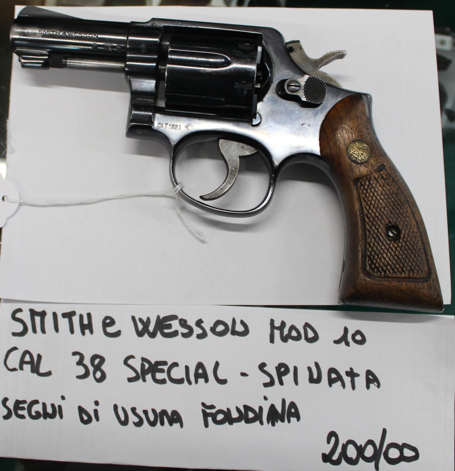 Rivoltella tamburo Smith & Wesson modello 10 calibro 38 Special - spinata.
Presenta segni di usura da utilizzo di fondina.
Prezzo di 200,00€