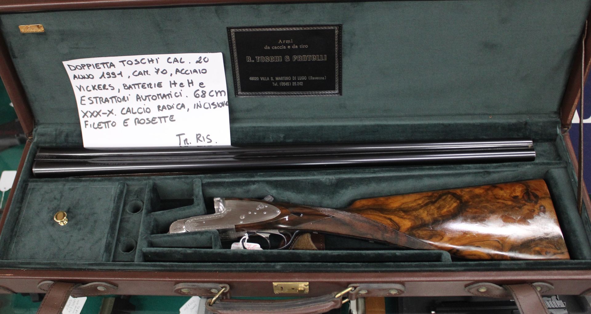 Doppietta Toschi calibro 20 camerata 70 del 1991. Acciaoo Vickers, batterie H&H con estrattori automatici.
Canna da 68 centimetri xxx-x. Calcio in radic, incisione filetto e rosette.
Trattativa riservata, 017375154.