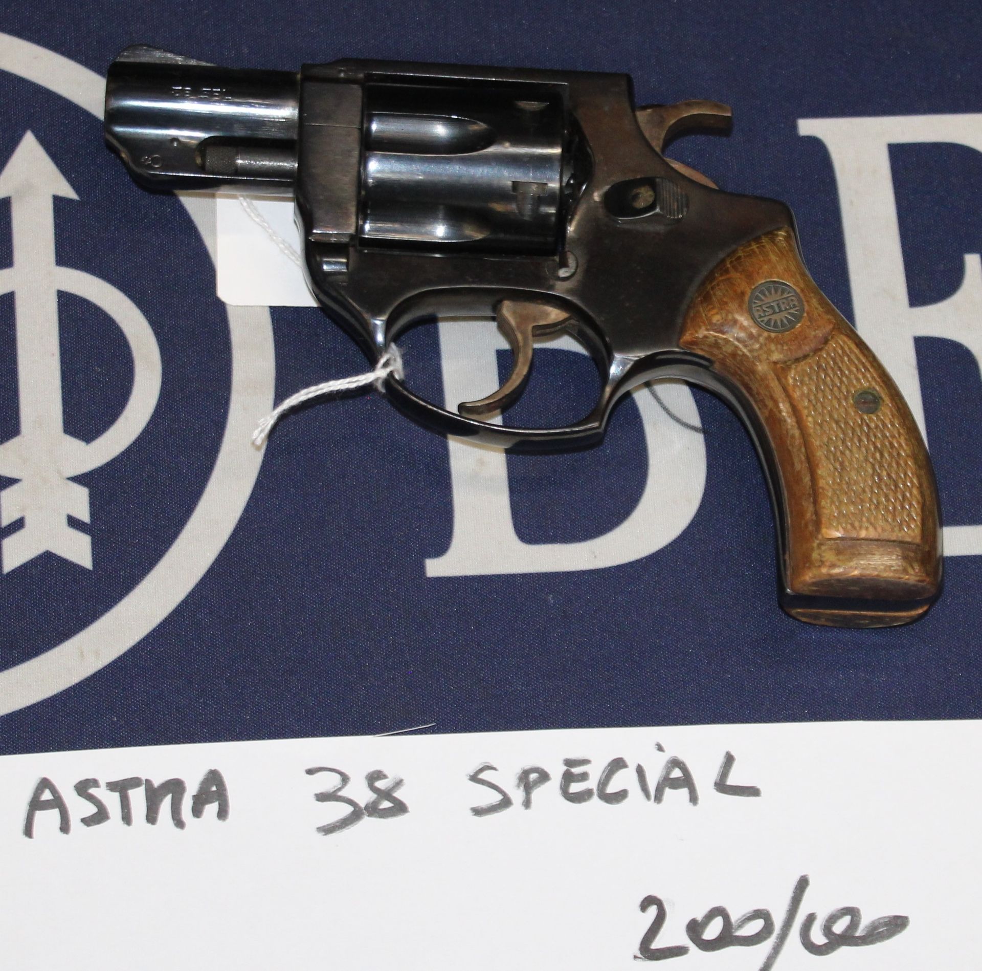 Rivoltella Astra calibro 38 special.
Prezzo di 200,00€
