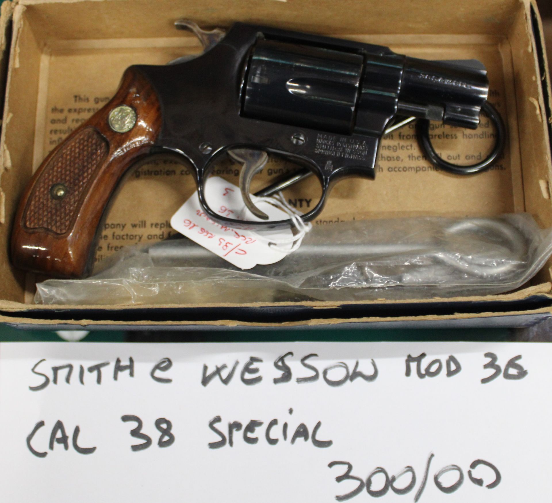 Rivoltella Smith & Wesson mod. 36 calibro 38 Special.
Prezzo di 300,00€