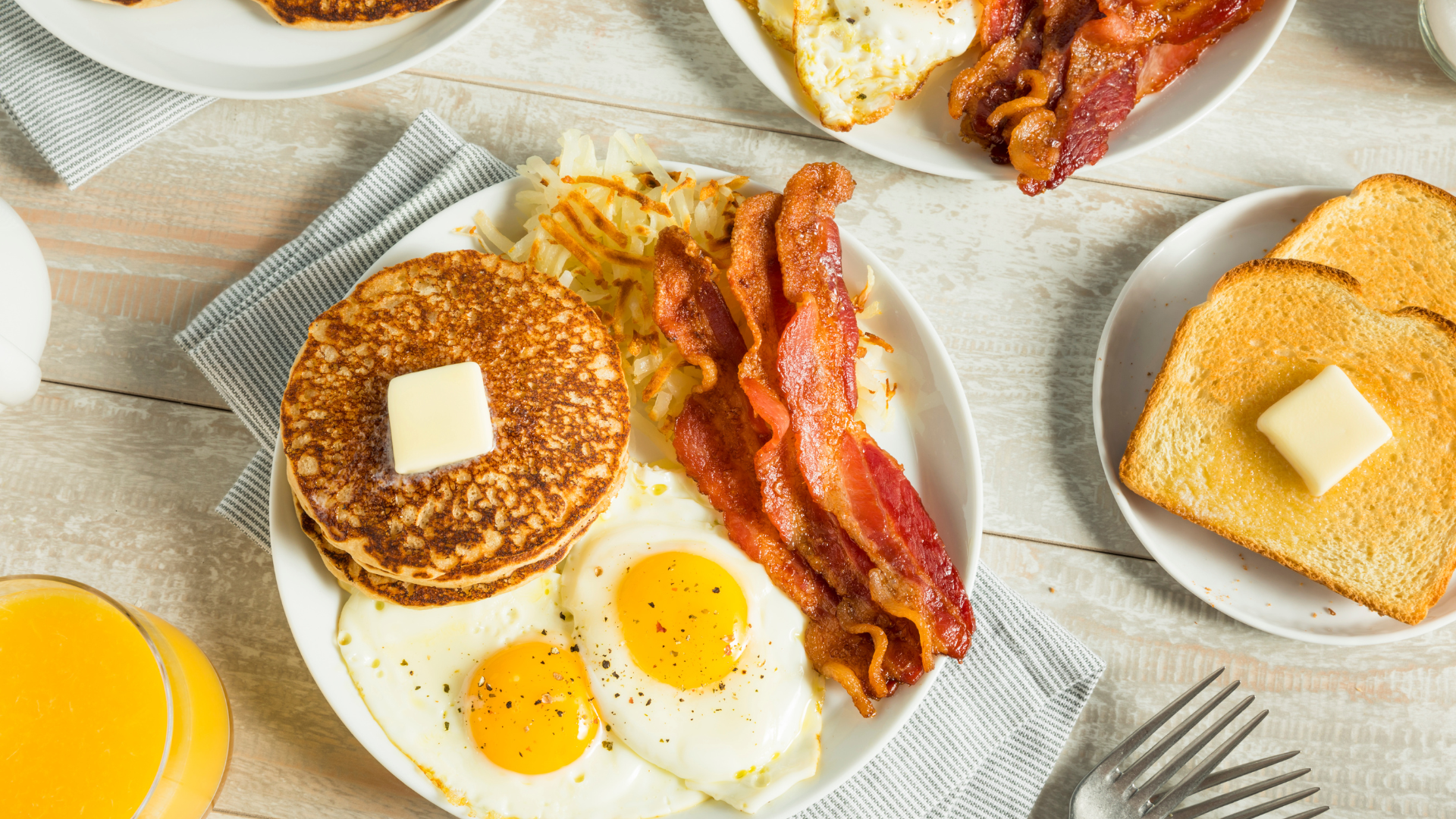 picture of bacon, eggs, pancakes and hasbrowns.