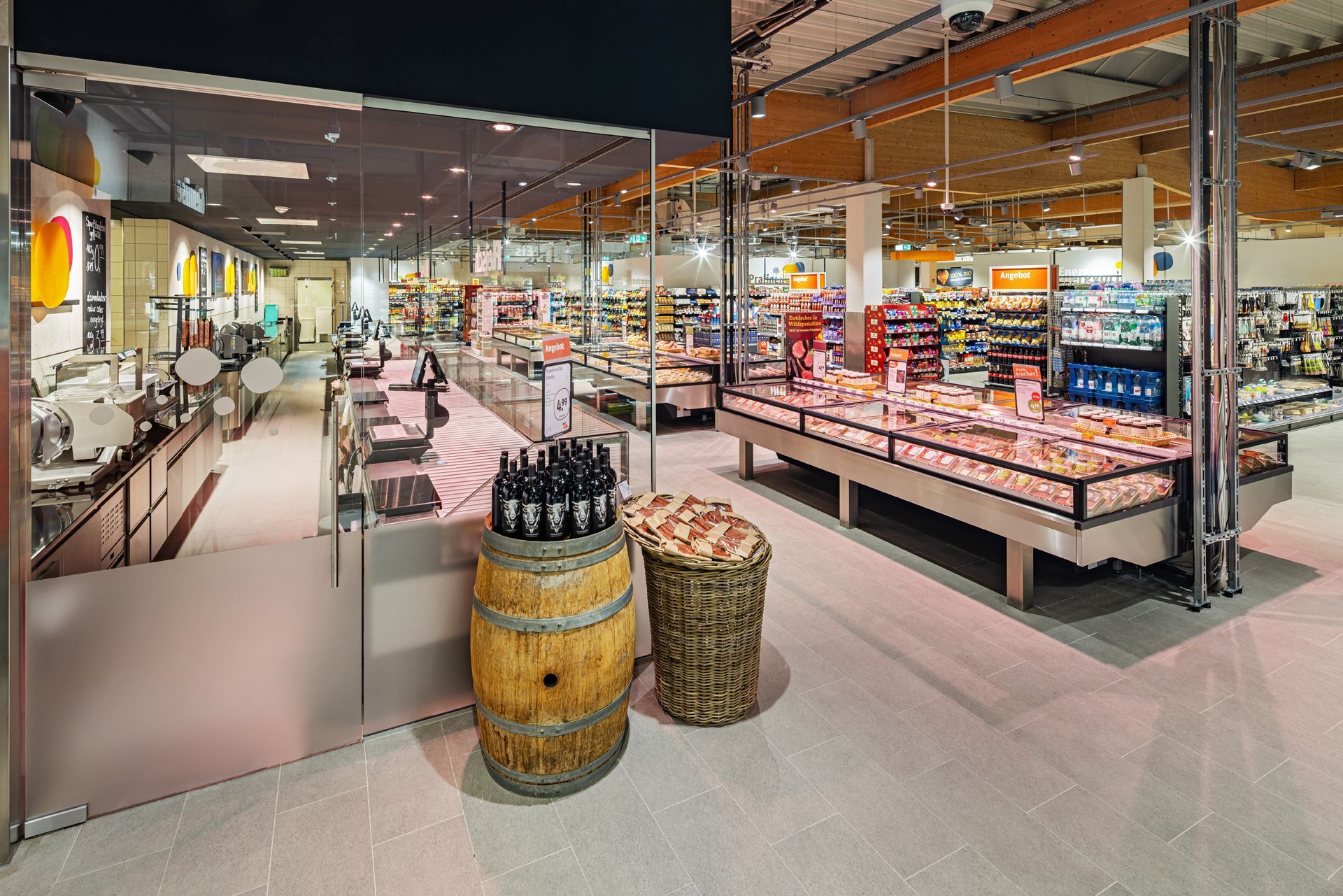 Retail Innenausbau gewerblicher Umbau tegut Supermarkt Witzenhasen - Verkaufsfläche mit übersichtliche Frischetheke mit Fleisch-, Wurst- und Käseauslagen sowie professioneller Beleuchtung – Referenzprojekt Ladenbau und Innenausbau Generalunternehmer