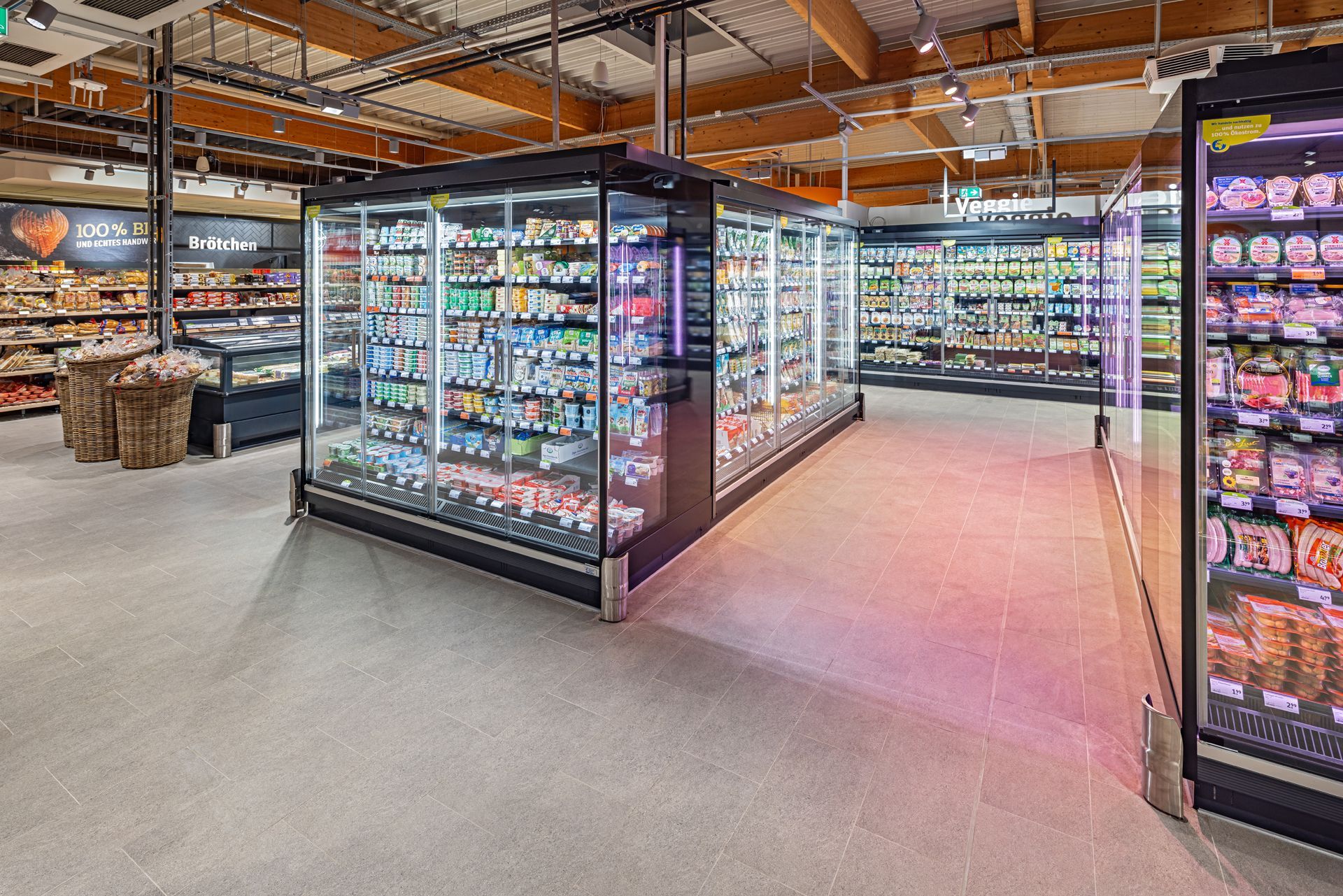 Retail Innenausbau gewerblicher Umbau tegut Supermarkt Witzenhasen - Verkaufsfläche mit Kühlregalen sowie professioneller Beleuchtung – Referenzprojekt Ladenbau und Innenausbau Generalunternehmer