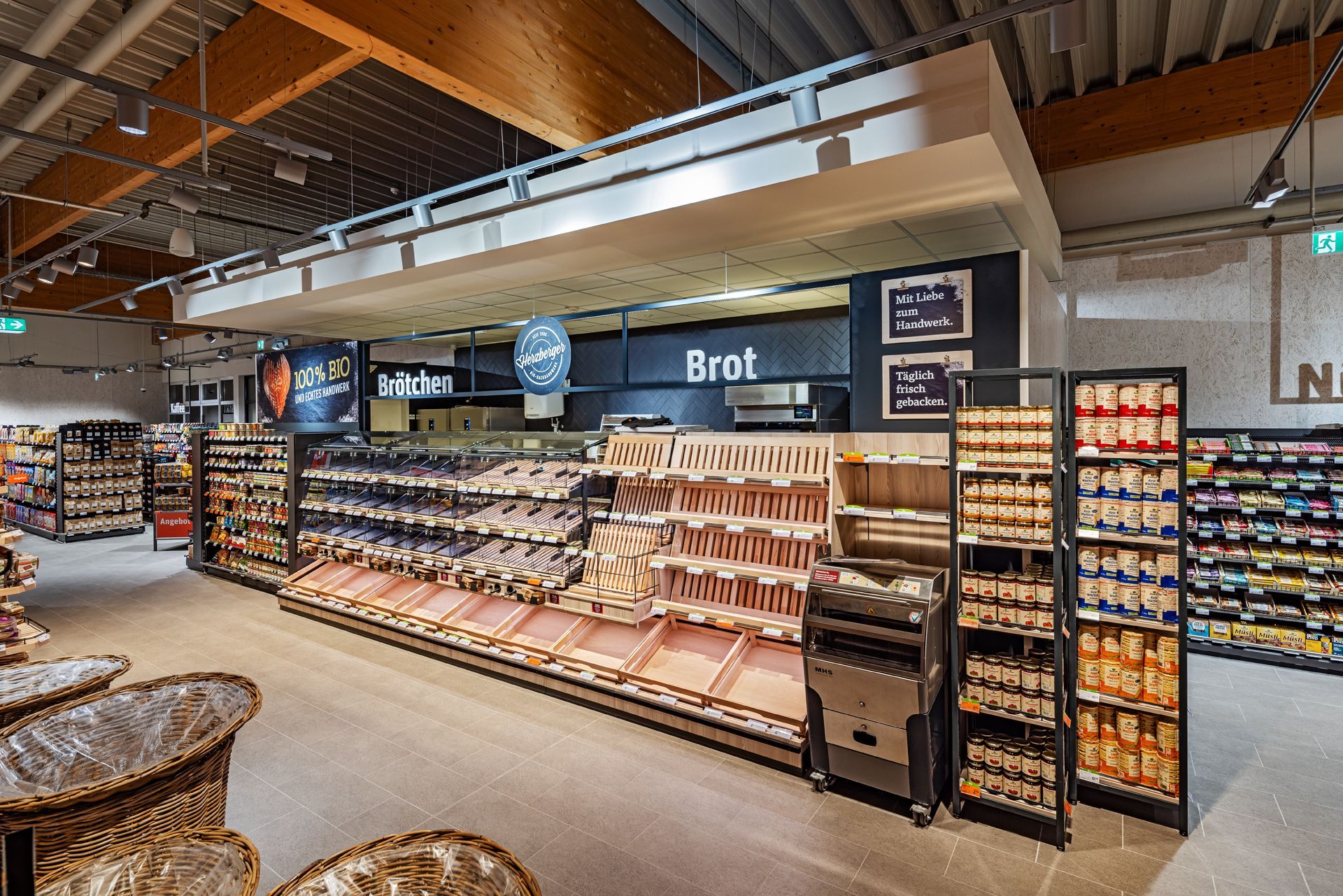 Retail Innenausbau gewerblicher Umbau tegut Supermarkt Witzenhasen - Bäckerei- und Brotbereich in einem Supermarkt mit übersichtlichen Regalen, Thekendisplays und ansprechender Beschilderung – Referenzprojekt Ladenbau und Innenausbau Generalunternehmer