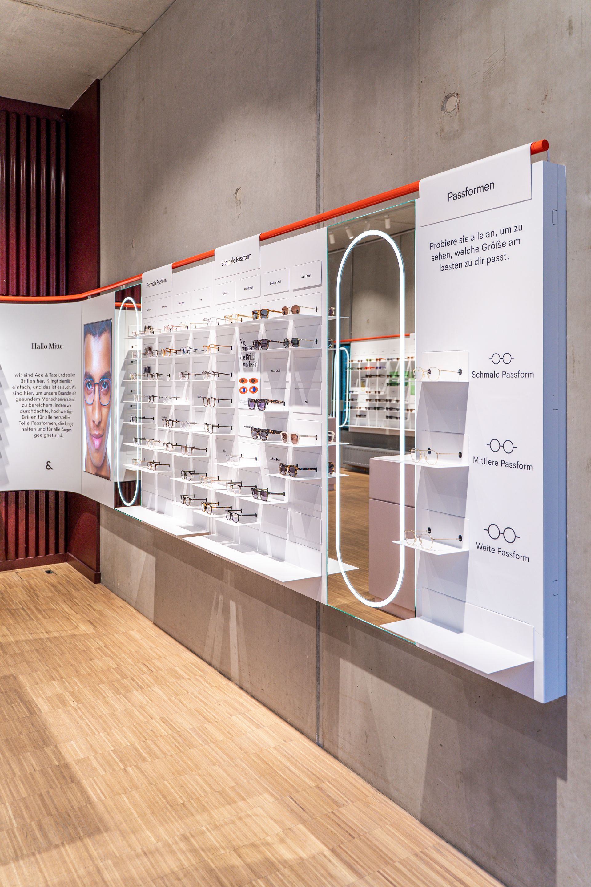 Gewerblicher Innenausbau Retail Einzelhandel ace & tate Brillengeschäft Berlin - Brillenladen mit offener Verkaufsfläche, Betonwand und Brillenausstellung - Referenzprojekt Ladenbau und Innenausbau Generalunternehmer Trockenbau
