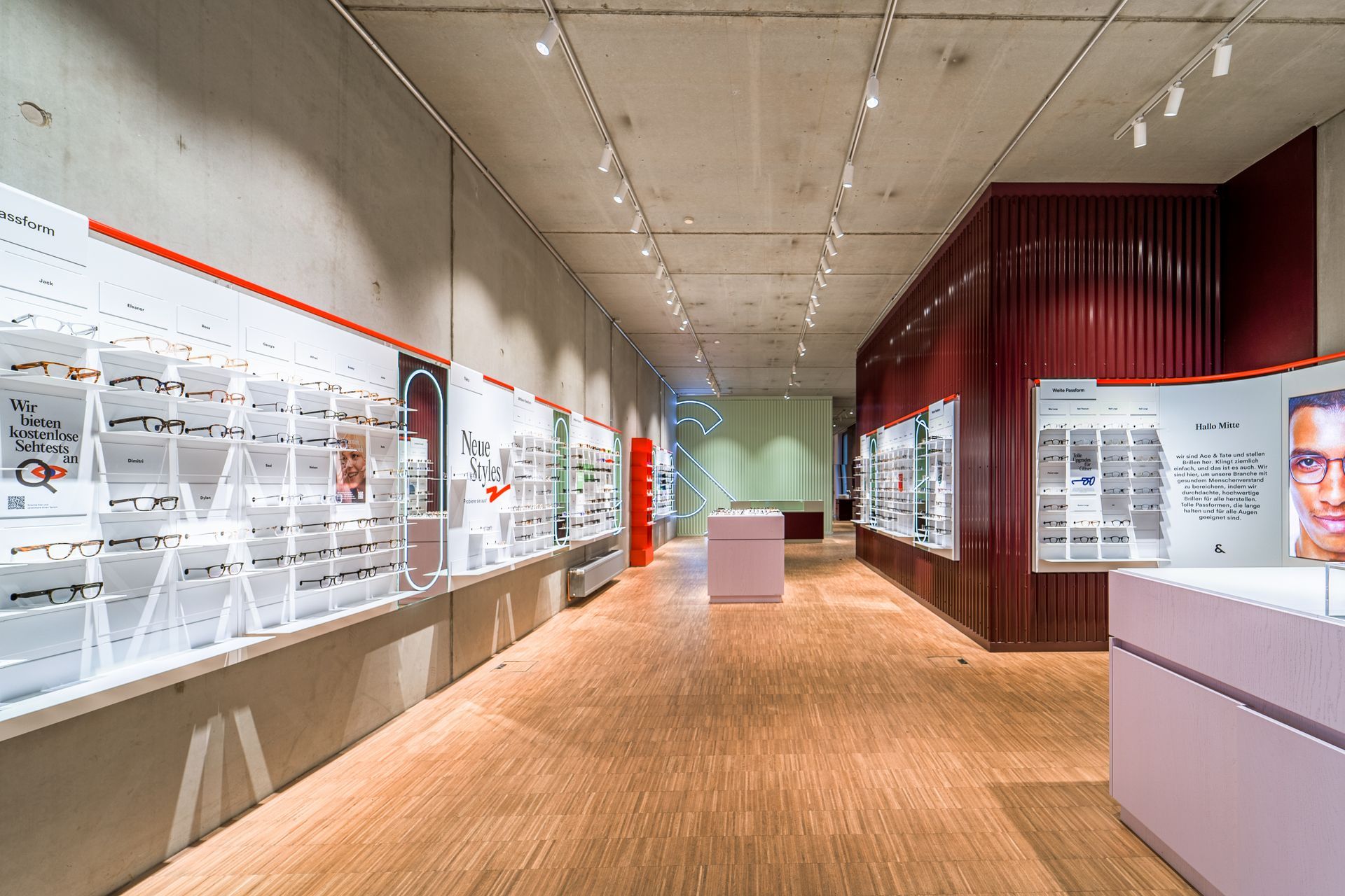 Gewerblicher Innenausbau Retail Einzelhandel ace & tate Brillengeschäft Berlin - Brillenladen mit offener Verkaufsfläche, Wellblech als Wandverkleidung und Brillenausstellung - Referenzprojekt Ladenbau und Innenausbau Generalunternehmer Trockenbau