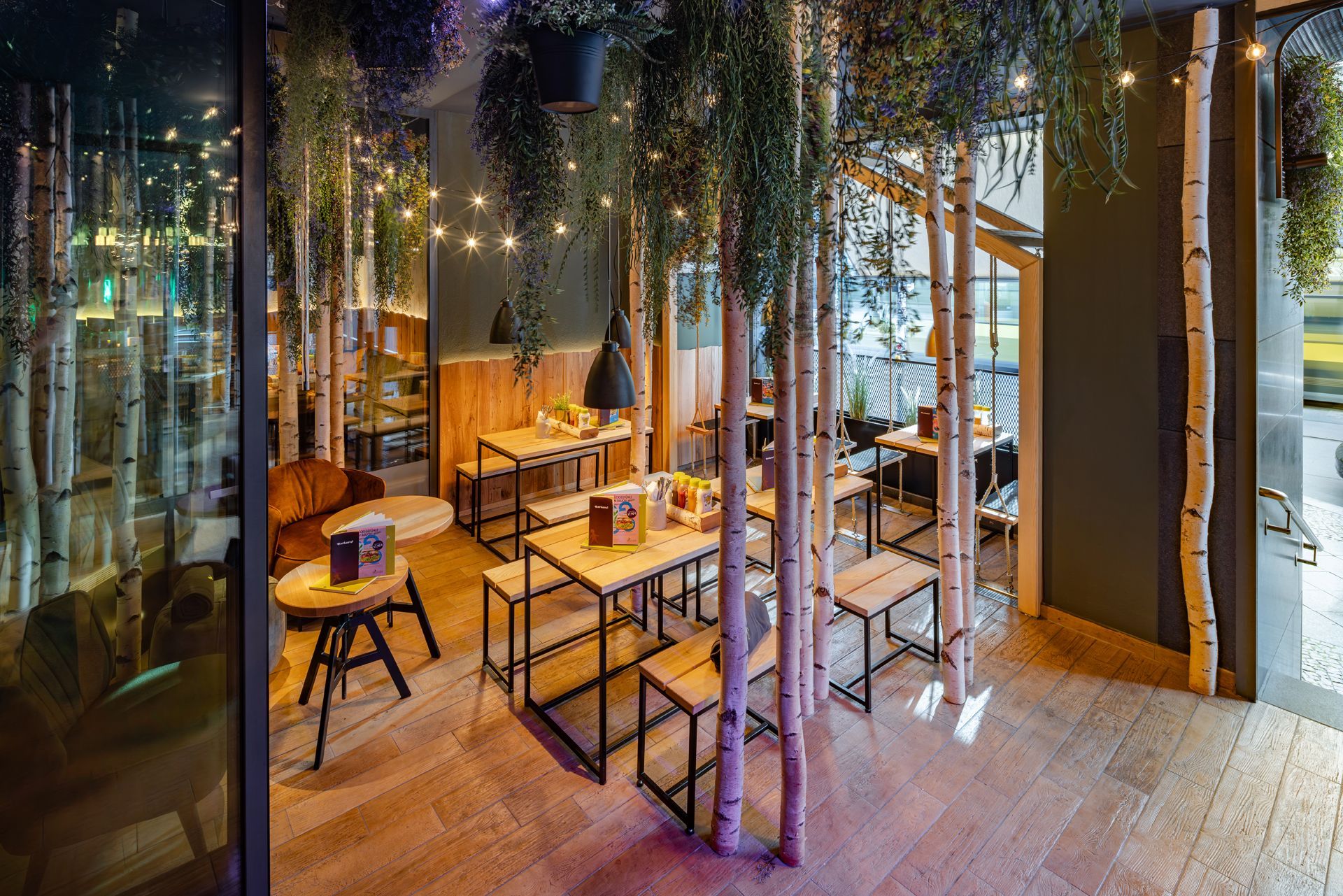 Hans im Glück Berlin - Moderner Gastronomie-Innenbereich mit Sitzbänken, Holzelementen, Lichterketten und stilvollem Innenausbau – Referenzprojekt Restaurantumbau Generalunternehmer Innenausbau
