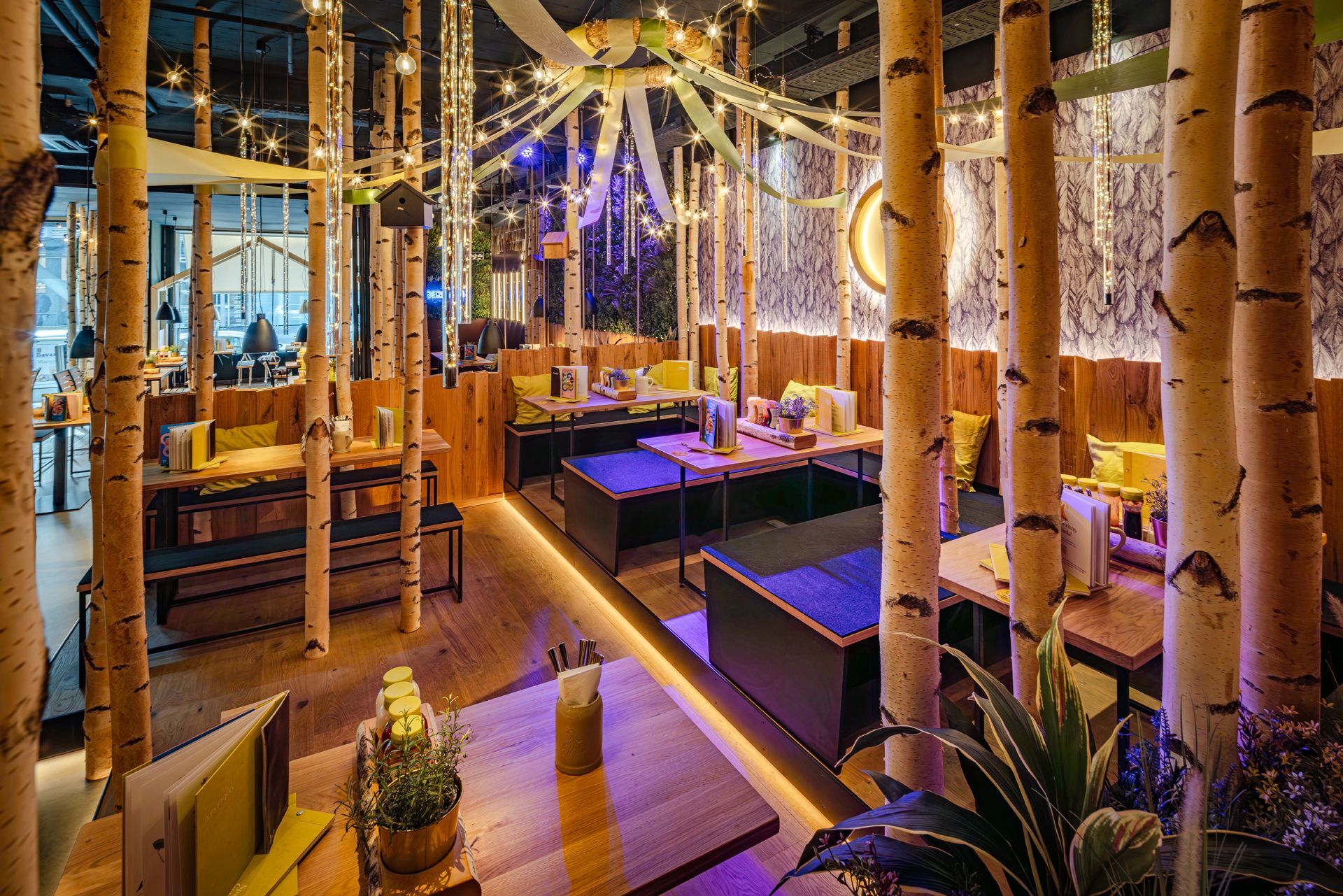 Hans im Glück Berlin - Gemütlicher Gastronomie-Innenbereich mit modernen Sitzmöbeln, Holzelementen und stilvollem Innenausbau, Deckenelemente – Referenzprojekt Restaurantumbau Generalunternehmer Innenausbau