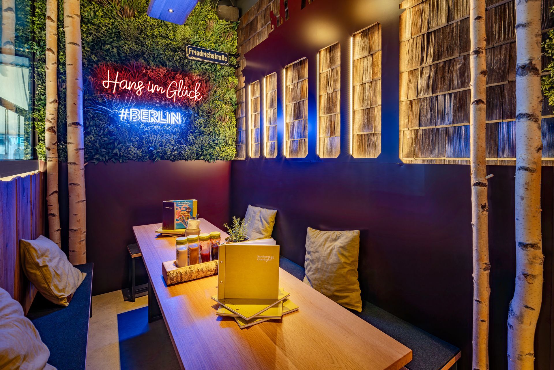 Hans im Glück Berlin - Moderner Gastronomie-Sitzbereich mit gemütlicher Inneneinrichtung, dekorative Wandelemente Brandenburger Tor – Referenzprojekt Restaurantumbau Generalunternehmer Innenausbau