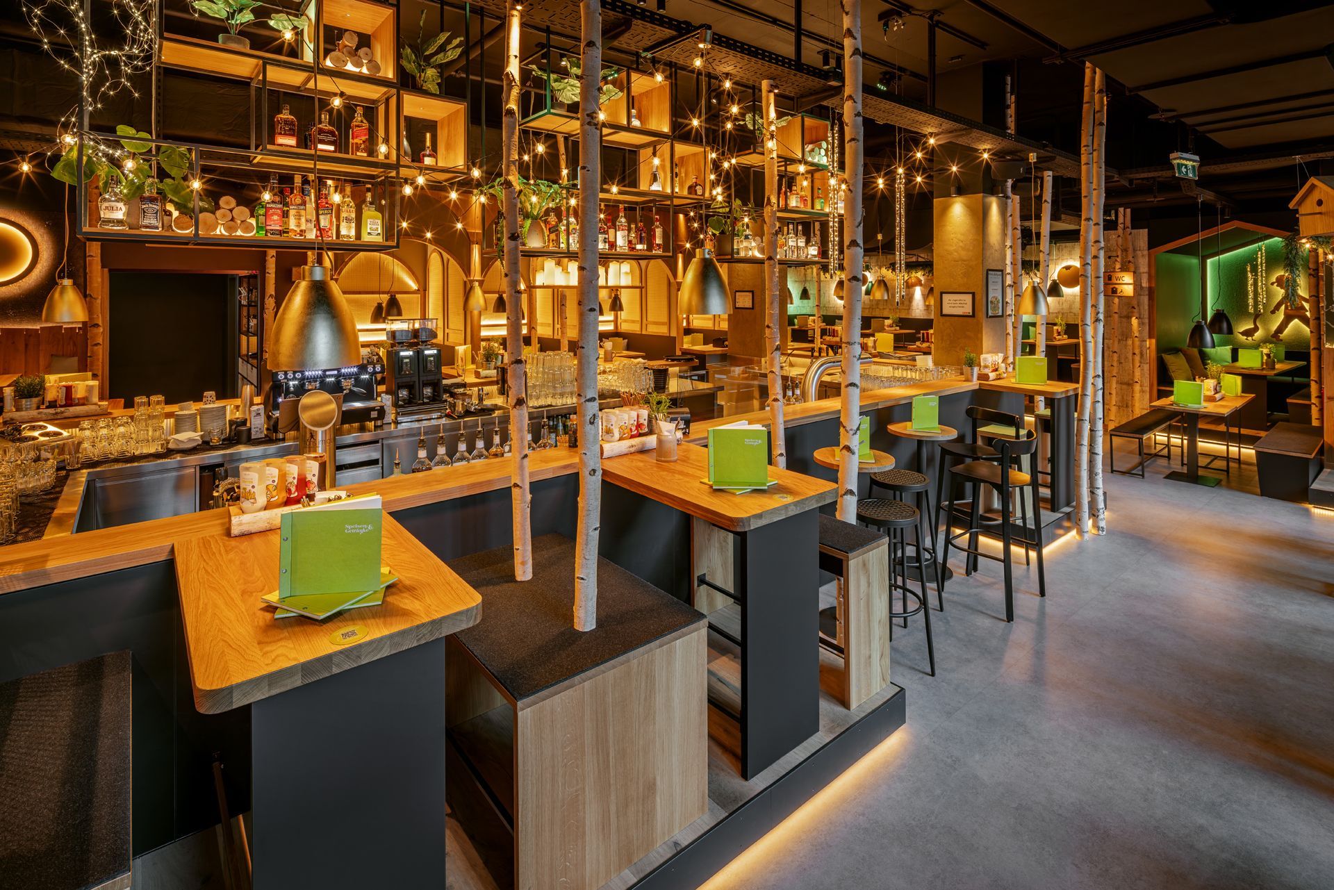 Hans im Glück Wien - Restaurant Inneneinrichtung mit Holzelementen, Sitzecken, Holzmöbeln, moderne Bar und stilvollem Innenausbau – Referenzprojekt Restaurantumbau Generalunternehmer Innenausbau