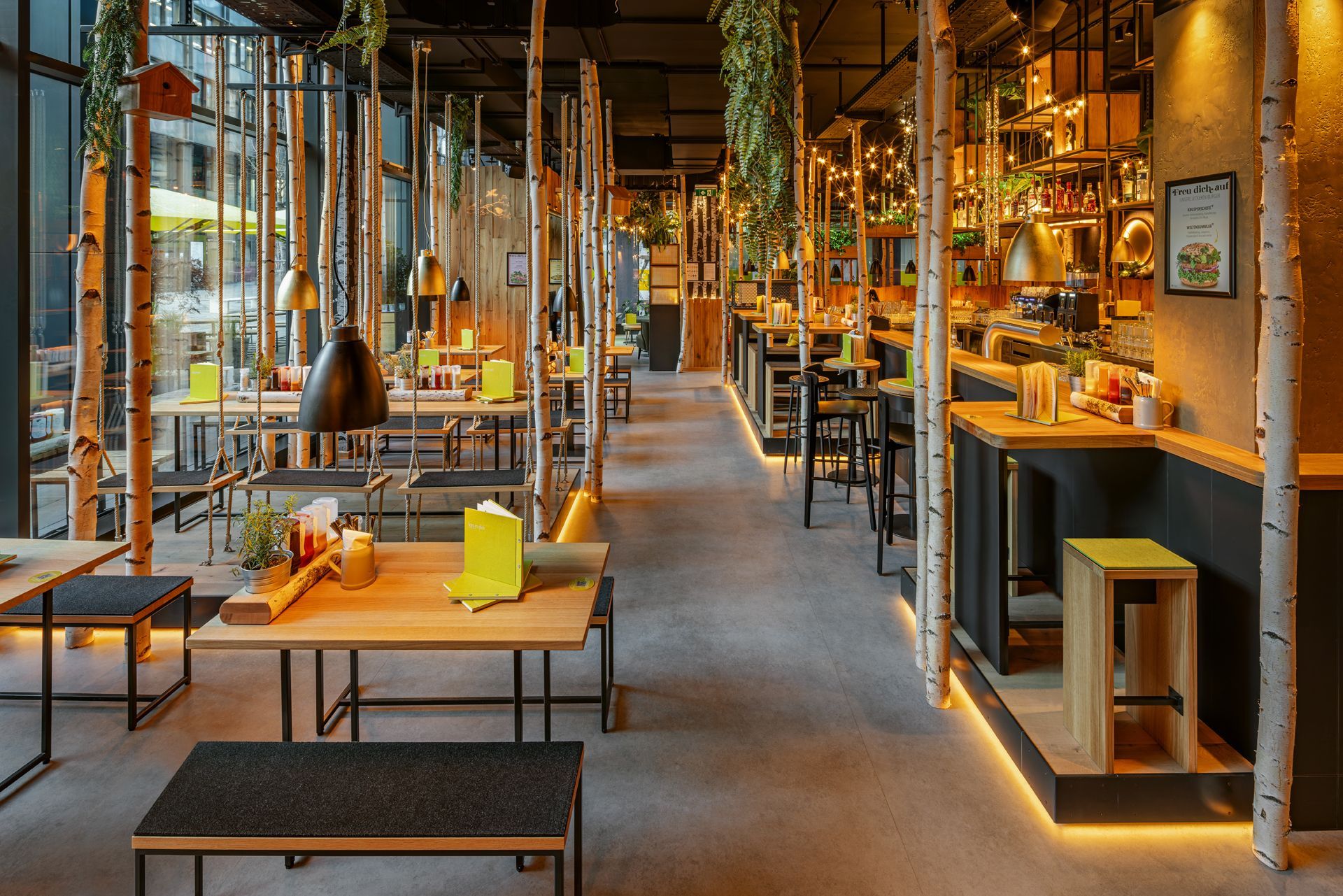 Hans im Glück Wien - Restaurant Inneneinrichtung mit Holzelementen, Sitzecken, Holzmöbeln und stilvollem Innenausbau – Referenzprojekt Restaurantumbau Generalunternehmer Innenausbau