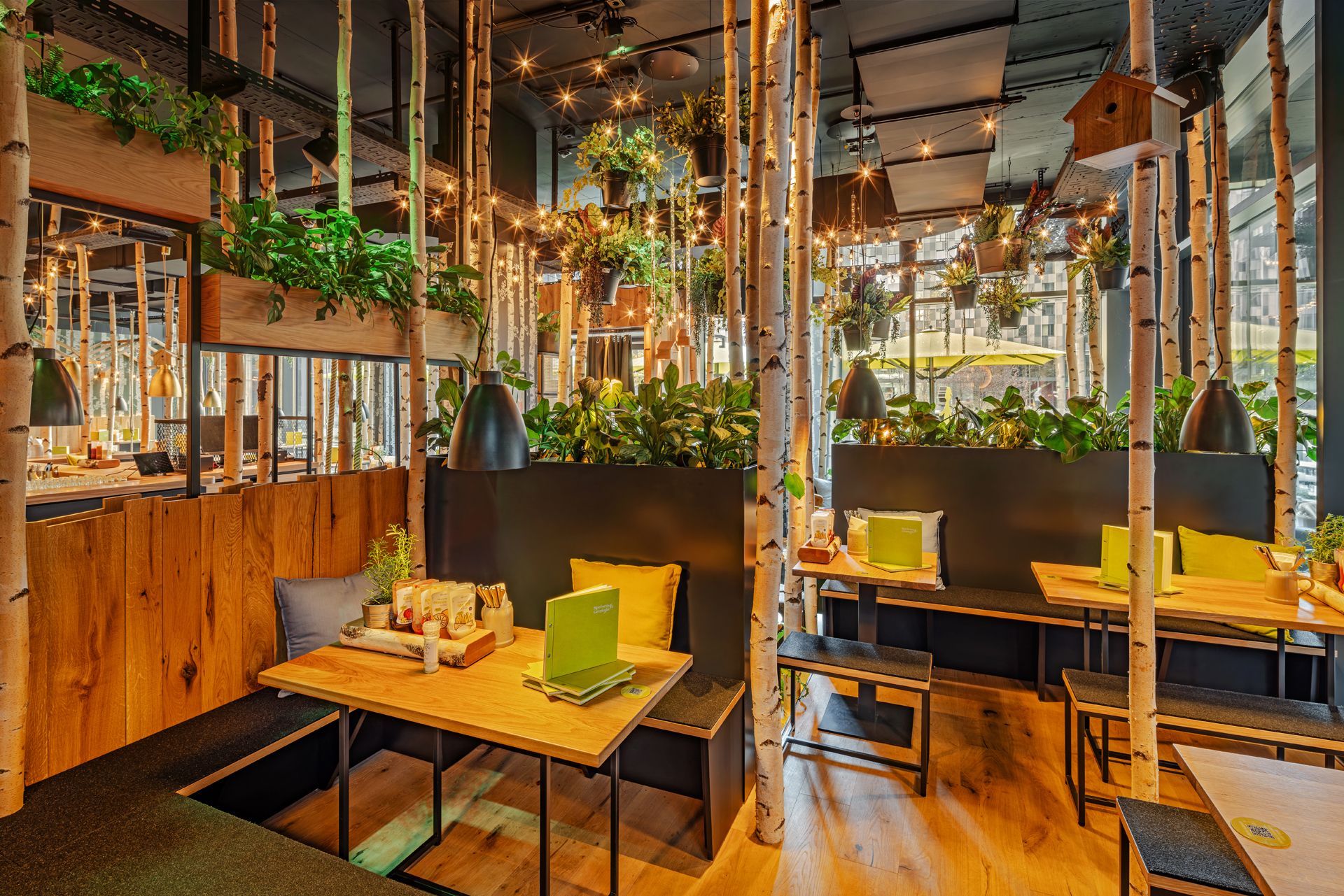 Hans im Glück Wien - Moderner Gastronomie-Essbereich gemütlichen Sitzecken, maßgeschneiderte Holzmöbeln und stilvollem Innenausbau – Referenzprojekt Restaurantumbau Generalunternehmer Innenausbau