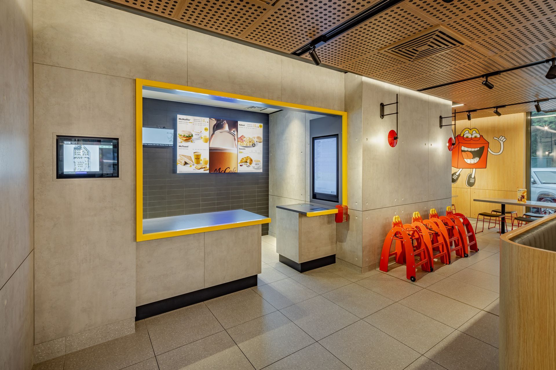 McDonald's Ray Bochum - Restaurantumbau - Schreinermöbel aus Holz, Counter aus hochwertiger Betonoptik, Wandverkleidung mit Schalldämmung - Referenzprojekt Generalunternehmer Innenausbau