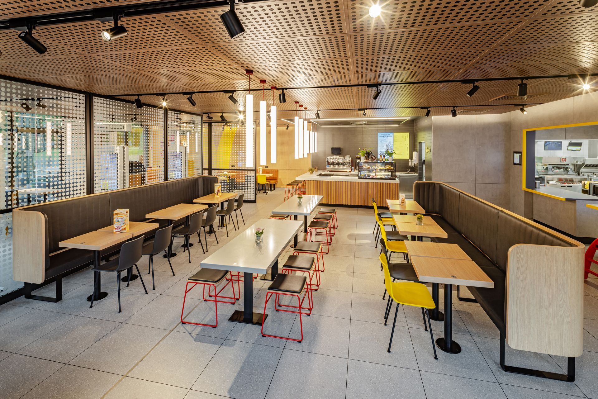 McDonald's Ray Bochum - Restaurantumbau - Restaurant Innenraum mit maßgeschneiderten Schreinermöbeln und Sitzgelegenheiten im Ray Design von McDonald's - Referenzprojekt Generalunternehmer Innenausbau