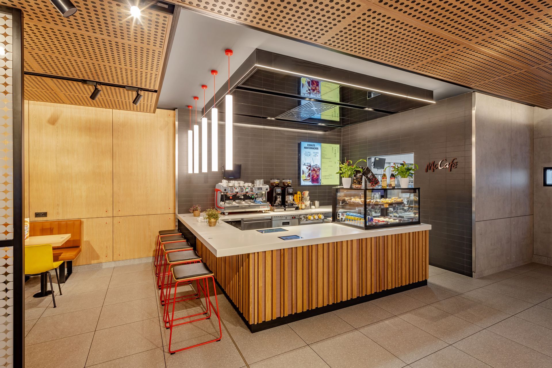 McDonald's Ray Bochum - Restaurantumbau - Schreinermöbel aus Holz, McCafé mit edler Holzverkleidung, Wandverkleidung mit Schalldämmung - Referenzprojekt Generalunternehmer Innenausbau