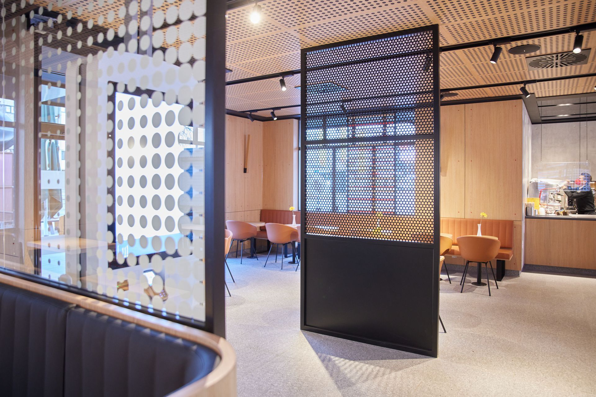 McDonald's Ray Graz - Professioneller Innenausbau, moderne Trennwände mit Glaselementen, maßgeschneiderten Sitzmöbeln, Holzelementen und individuellem Raumkonzept - Referenzprojekt Generalunternehmer Innenausbau