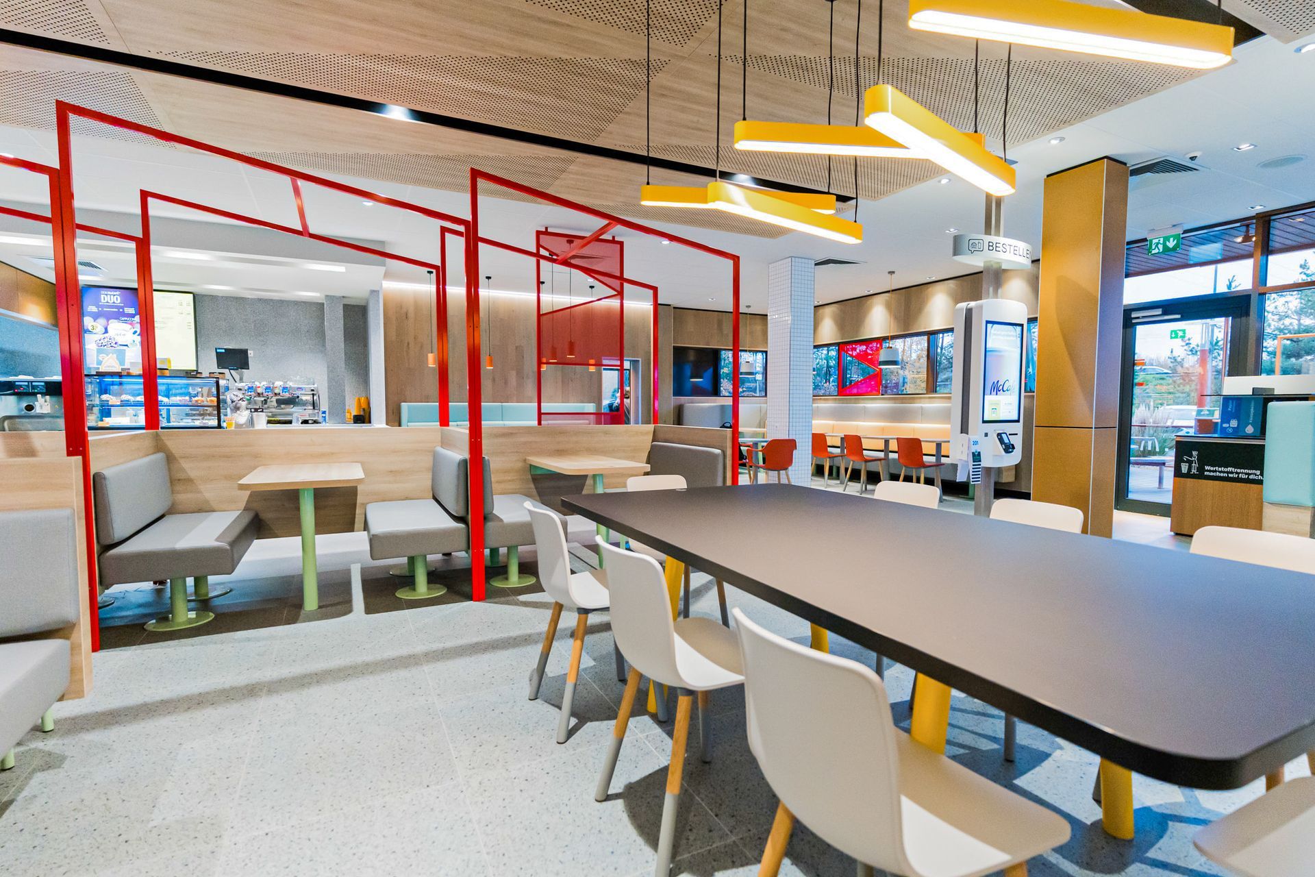 Innenansicht McDonald's Kaiserslautern. Modernes Ambiente mit modernem Licht, Holzakzenten.