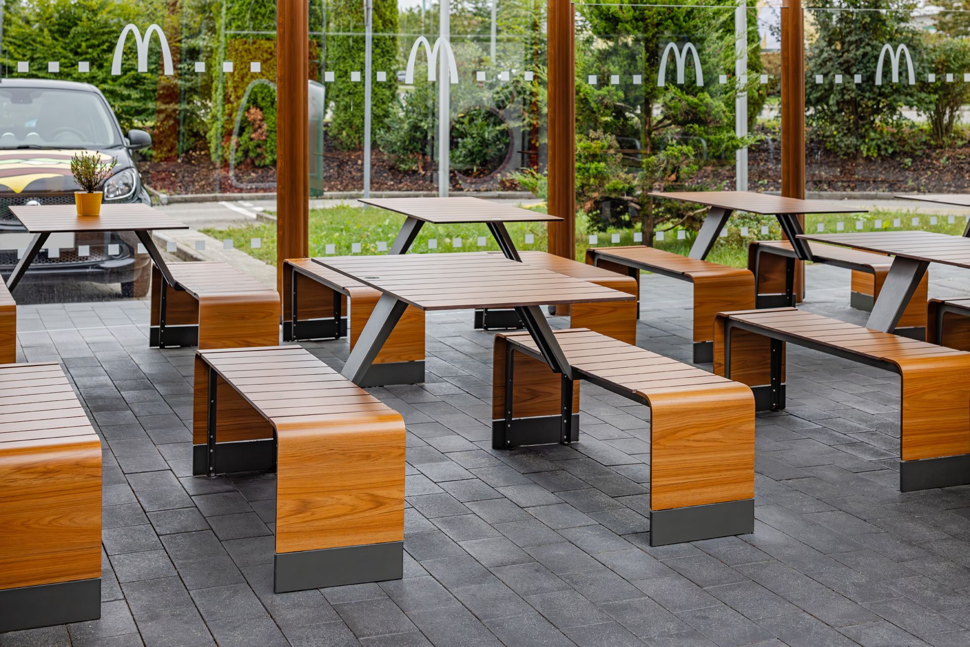 McDonald's A Touch of Archery Unterhaching - Fast-Food-Restaurant Renovierung, Terrassenmöbel, Terrassensanierung - Referenzprojekt Generalunternehmer Innenausbau