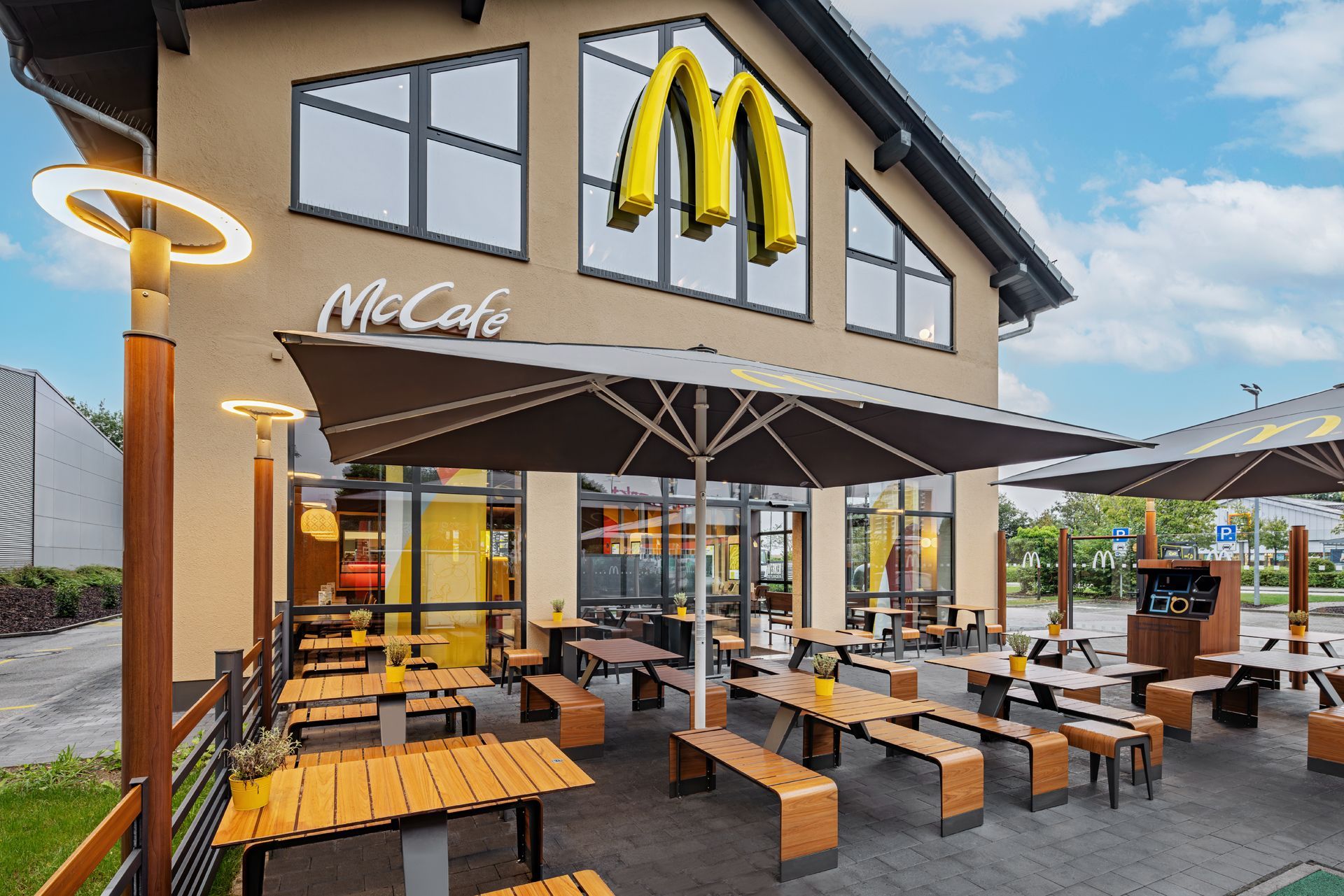 McDonald's A Touch of Archery Unterhaching - Fast-Food-Restaurant Renovierung Galabau, Terrassenerneuerung - Referenzprojekt Generalunternehmer Innenausbau