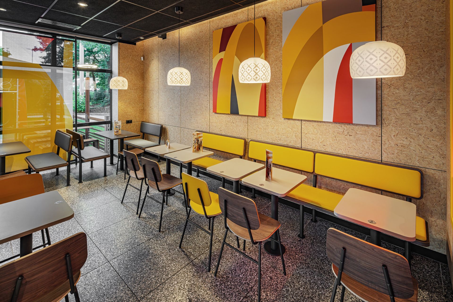 McDonald's A Touch of Archery Unterhaching - Restaurantumbau Möblierung und Einrichtung, Sitzecke mit dekorativen Wand- und Leuchtelementen - Referenzprojekt Generalunternehmer Innenausbau