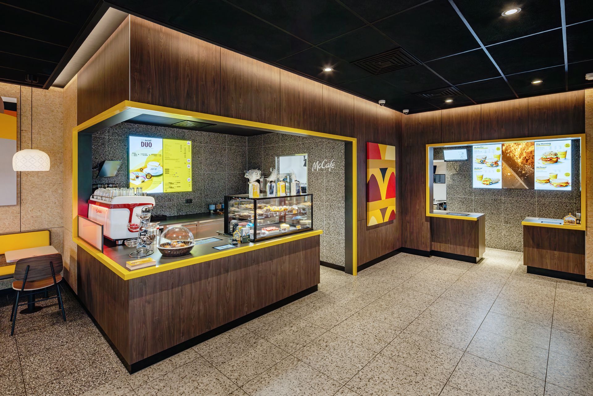 McDonald's A Touch of Archery Unterhaching - Restaurantumbau Counter und McCafé aus Holz aus der Schreinerei - Referenzprojekt Generalunternehmer Innenausbau