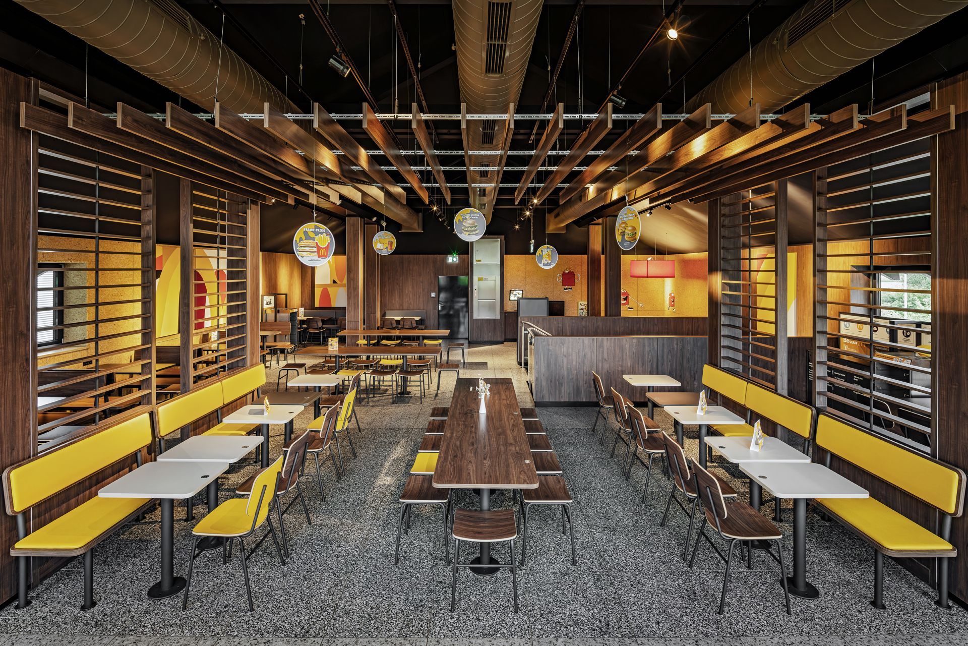 McDonald's A Touch of Archery Unterhaching - Restaurantumbau Obergeschoss Raumansicht von Sitzgelegenheiten, Schreinermöbel - Referenzprojekt Generalunternehmer Innenausbau