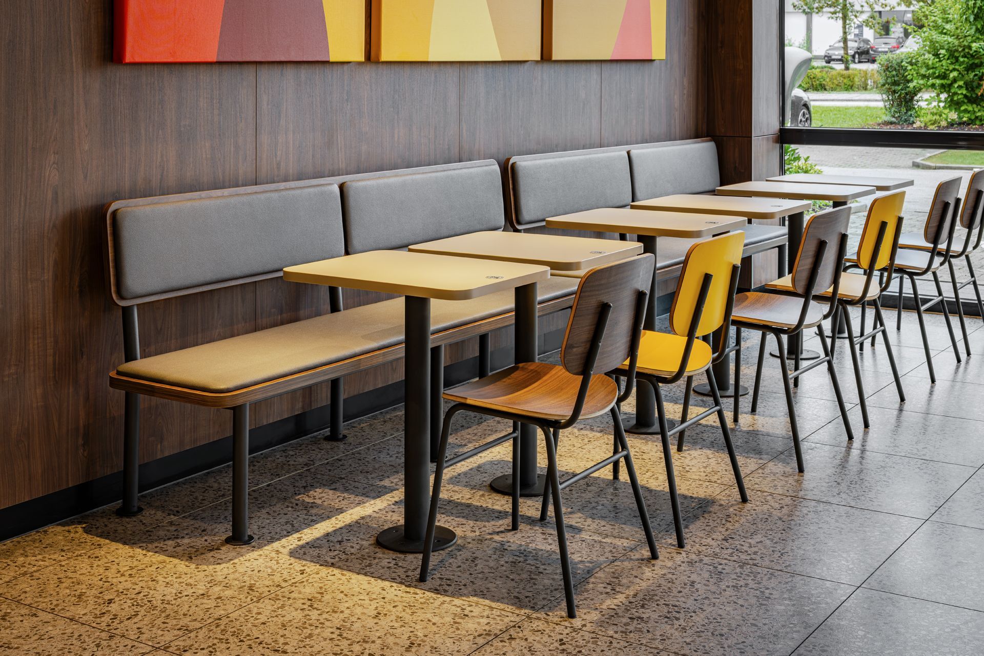McDonald's A Touch of Archery Unterhaching - Restaurantumbau Möblierung und Einrichtung aus der Schreinerei - Referenzprojekt Generalunternehmer Innenausbau