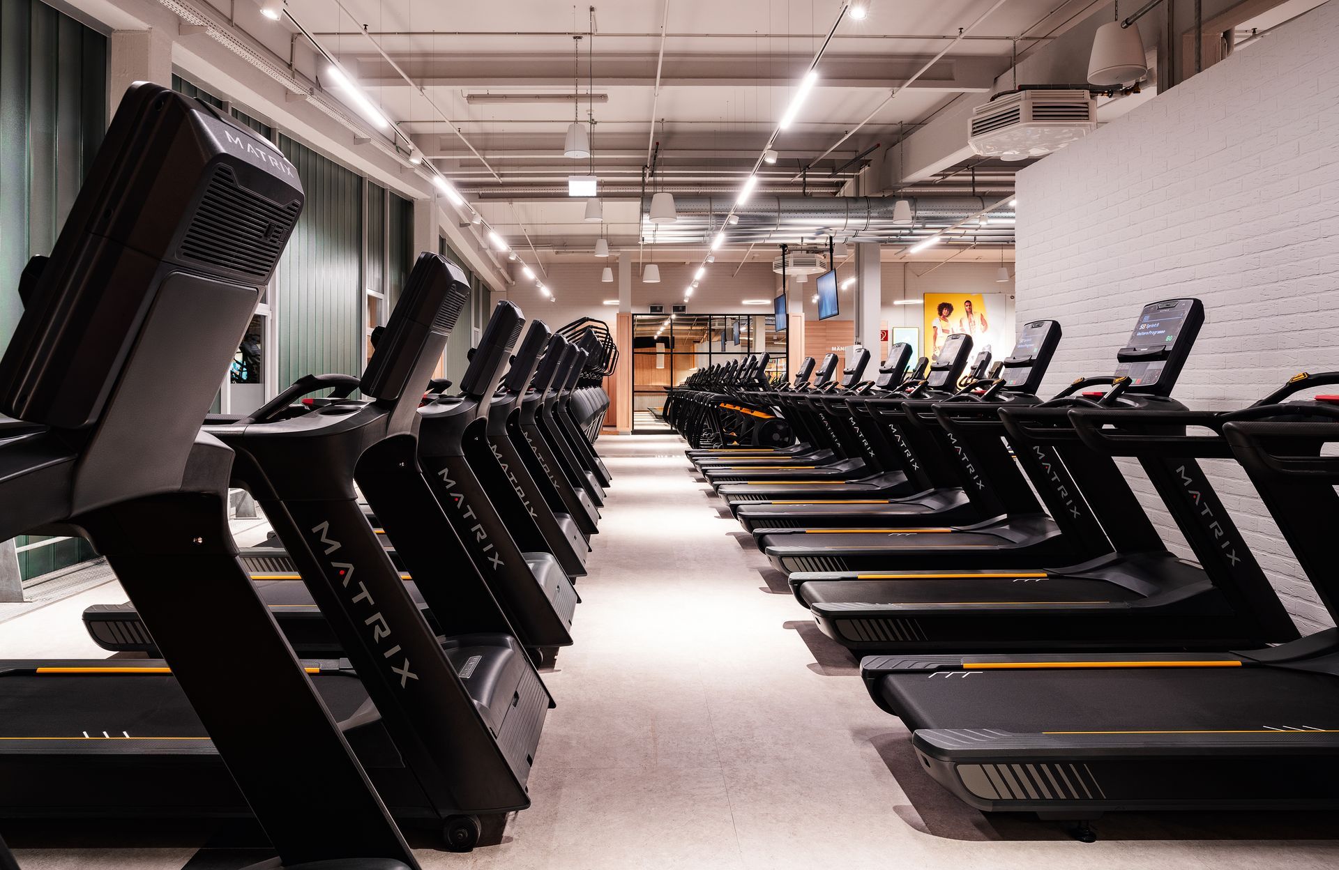 Innenausbau Fitnessstudio McFIT München Laim - Cardiobereich
ausgestattet mit Laufbändern, Crosstrainern und Fahrradergometern auf PVC-Fliesen - Referenzprojekt Fitnessstudio Innenausbau Generalunternehmer
