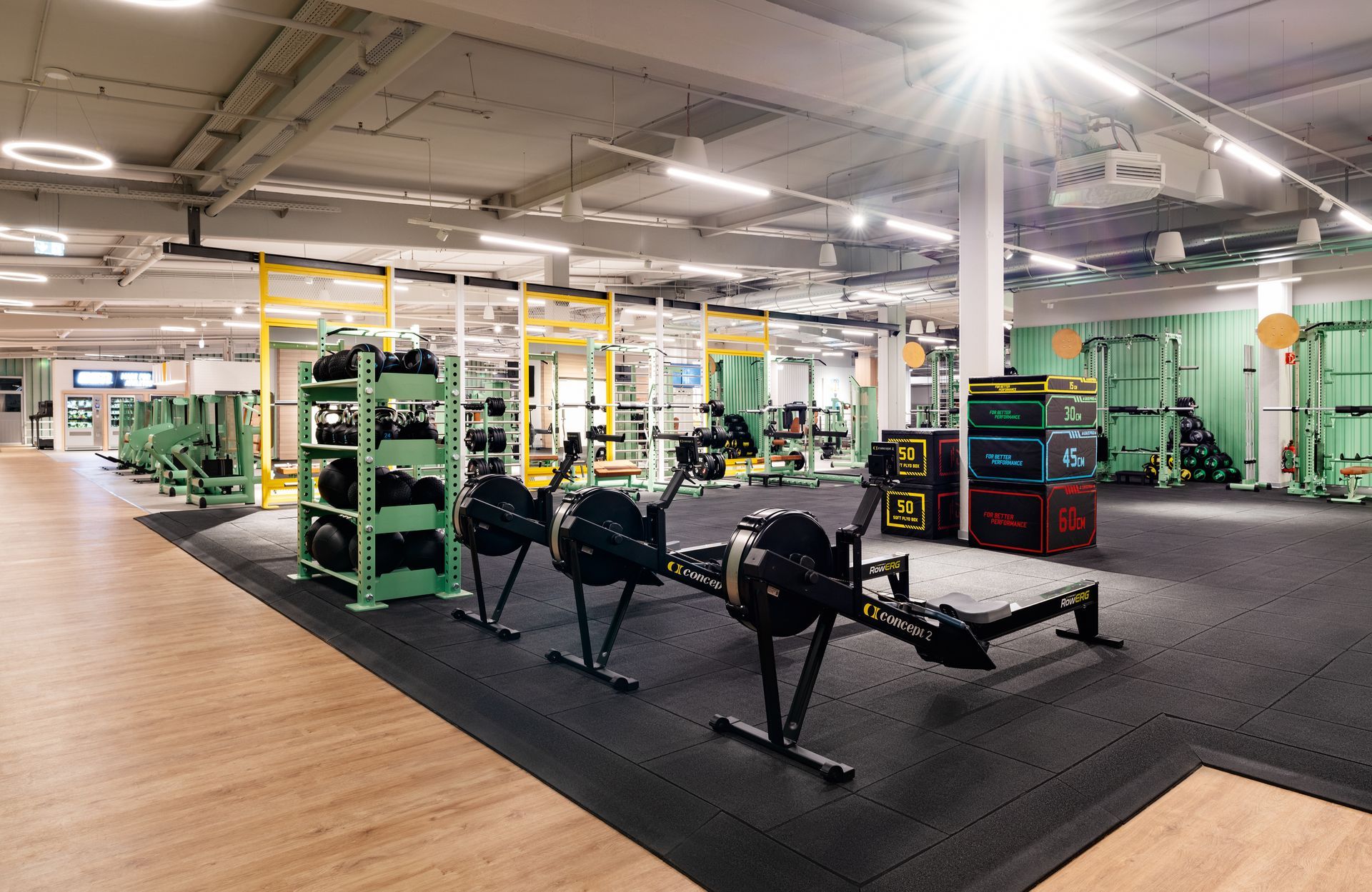 Innenausbau Fitnessstudio McFIT München Laim - Funktionaler Trainingsbereich mit Rudergeräten auf Gummiboden - Referenzprojekt Fitnessstudio Innenausbau Generalunternehmer