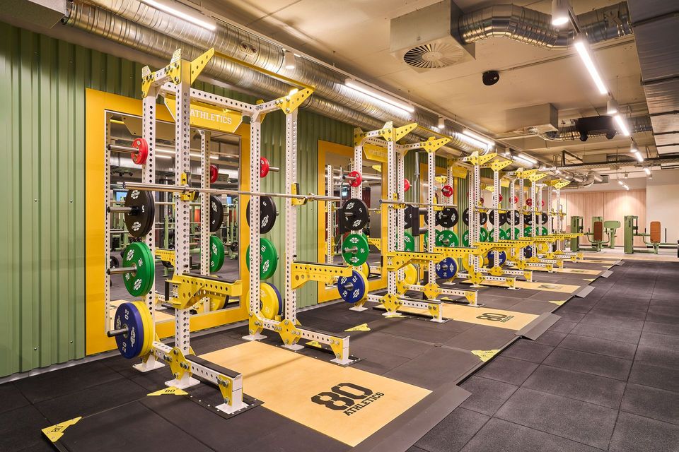 Innenausbau McFIT München - Modern ausgestatteter Fitnessstudio-Innenausbau mit Hantelbereich, Trainingsgeräten und funktionalem Raumkonzept - Referenzprojekt für schlüsselfertigen Innenausbau Generalunternehmung
