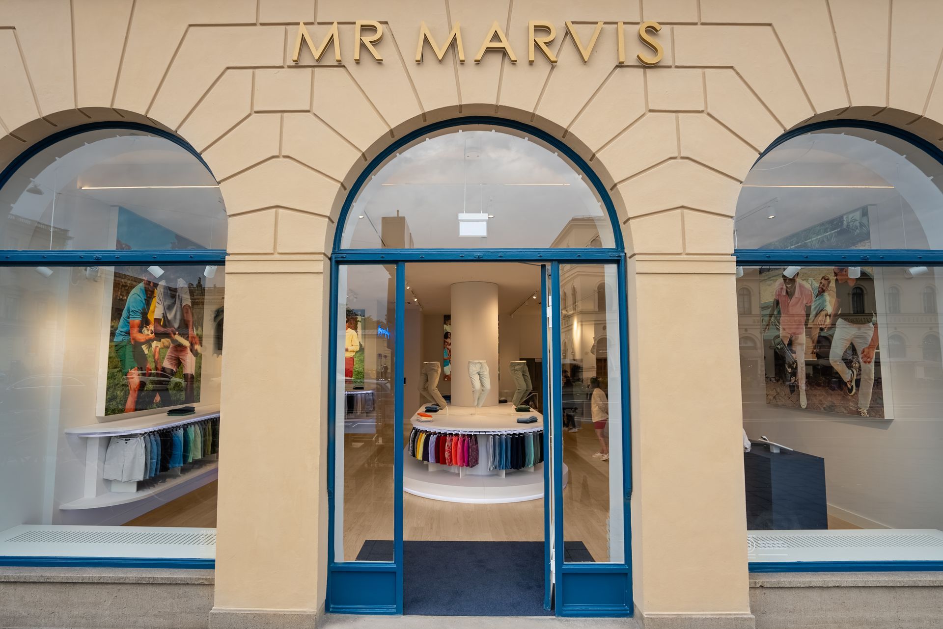 Ladenbau Einzelhandel Innenausbau Retail MrMarvis München - Moderne Außenfassade eines renovierten Modeladens in München Innenstadt Shoppingstraße - Referenzprojekt Ladeneinrichtung Innenausbau Generalunternehmer München