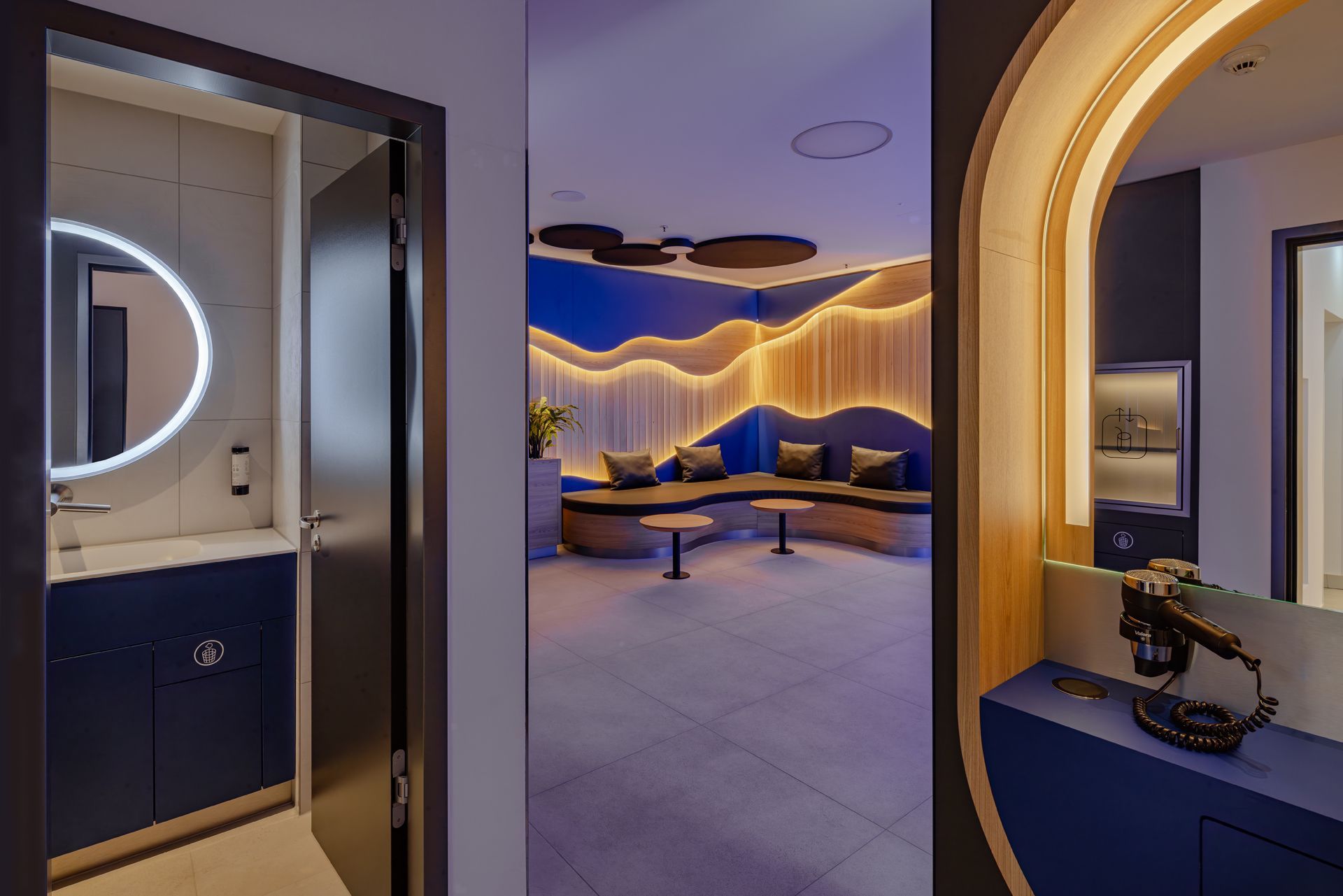 Wellness und Spa Einrichtung MySpa Mannheim Innenausbau - Moderne Wellnesseinrichtung mit Badezimmer, Sitzbereich, Spiegelwand - Referenzprojekt im Bereich Spa und Wellness Generalunternehmer