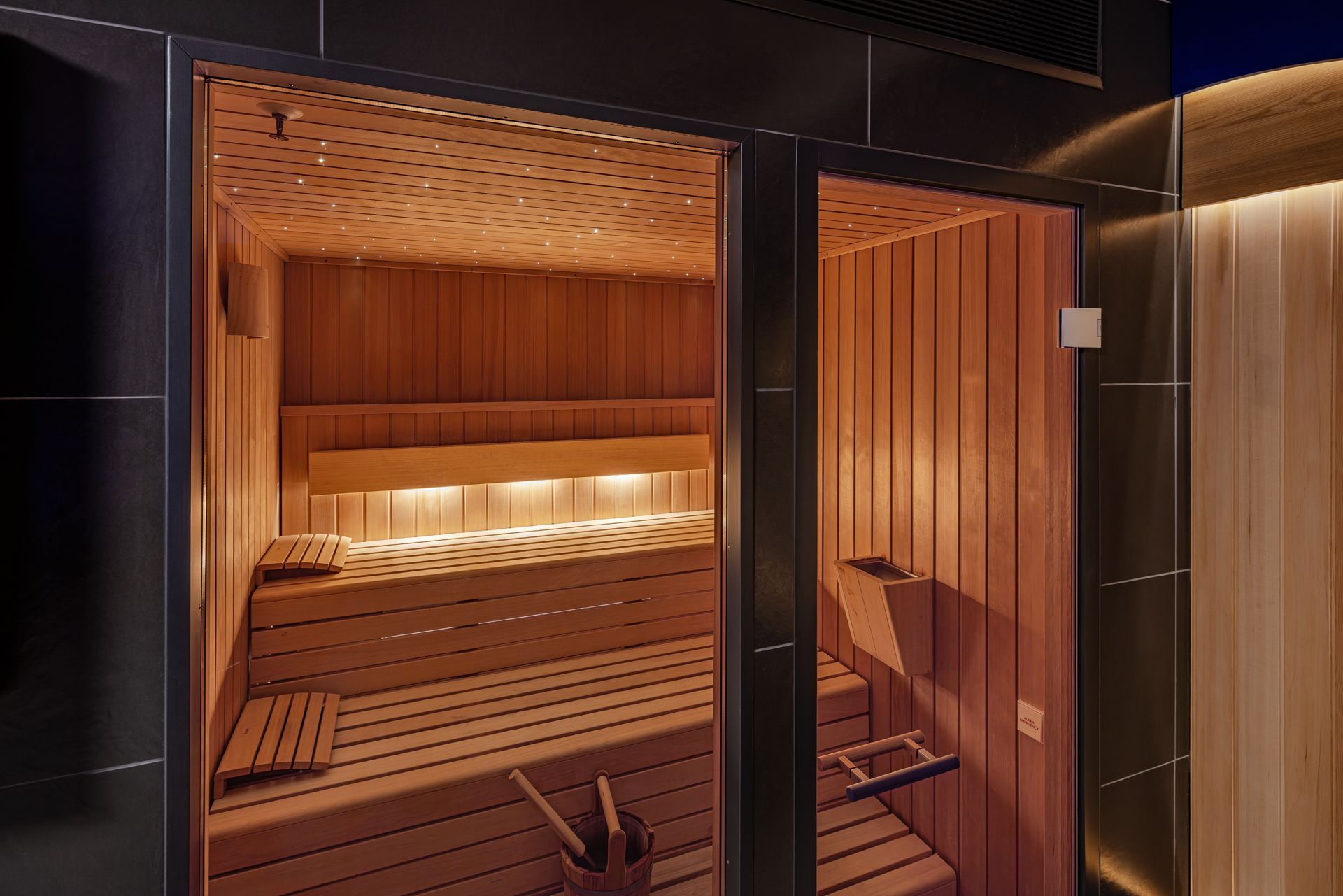 Wellness und Spa Einrichtung MySpa Mannheim Innenausbau - Wellnesseinrichtung mit Sauna aus Holz und Sternehimmel - Referenzprojekt im Bereich Spa und Wellness Generalunternehmer
