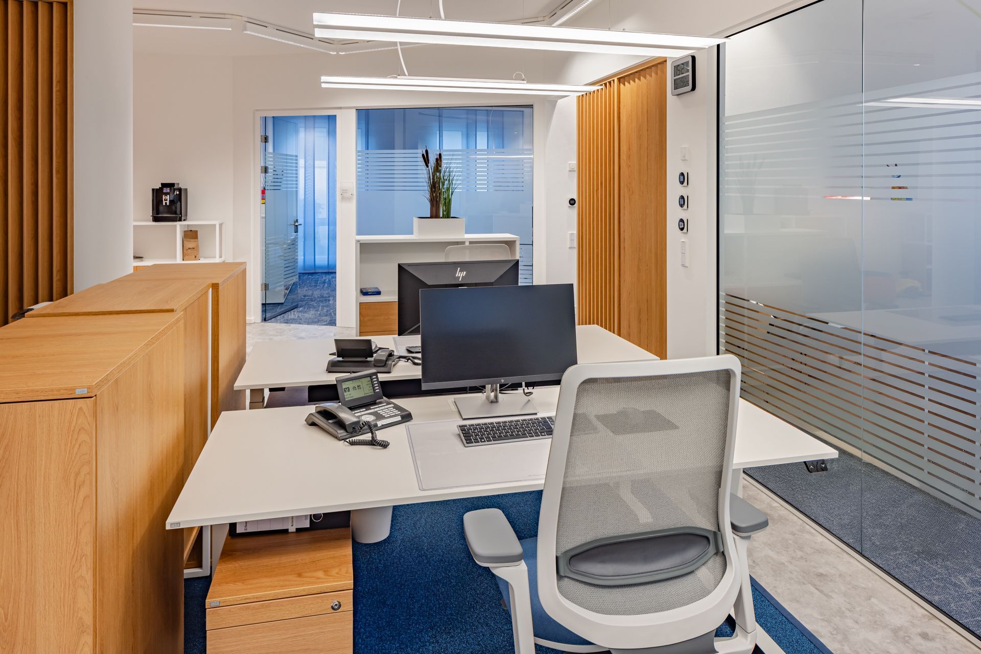 Moderner Büroumbau von EIS Aschaffenburg als Generalunternehmer - Neuste Büroausstattung auf modernen Bürotischen und ergonomische Bürostühle - Büroprojekt Referenz Elkay Interior Systems GC