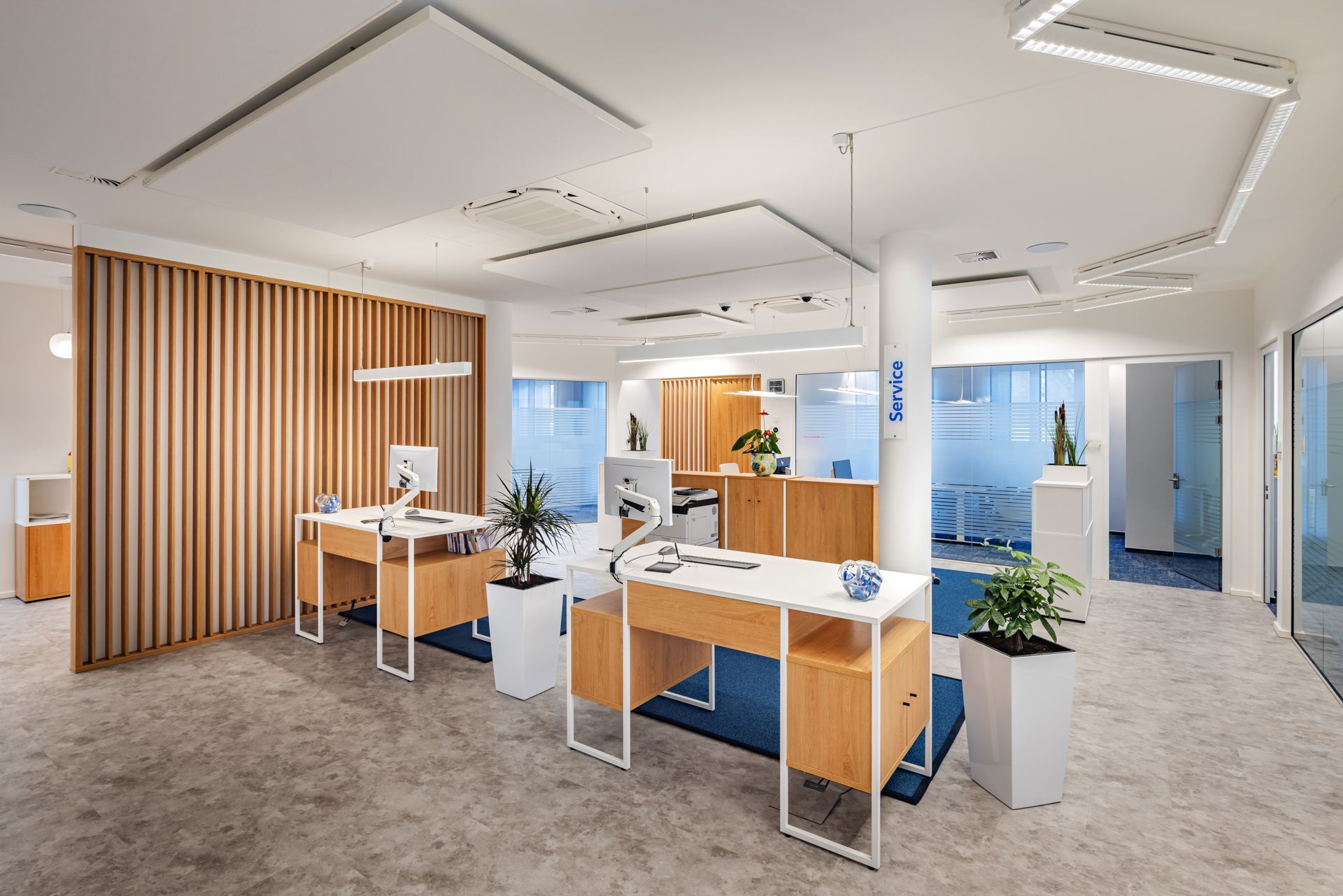 Moderner Büroumbau von EIS Aschaffenburg als Generalunternehmer - Commercial Office Umbau mit moderner Büroausstattung mit Holzelementen - Büroprojekt Referenz Elkay Interior Systems GC
