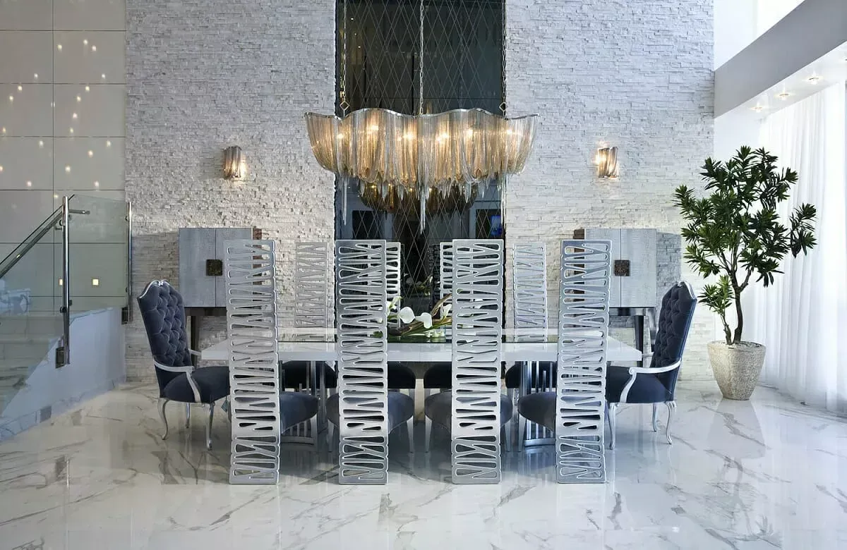 O sufragerie cu o masa si scaune si un candelabru.