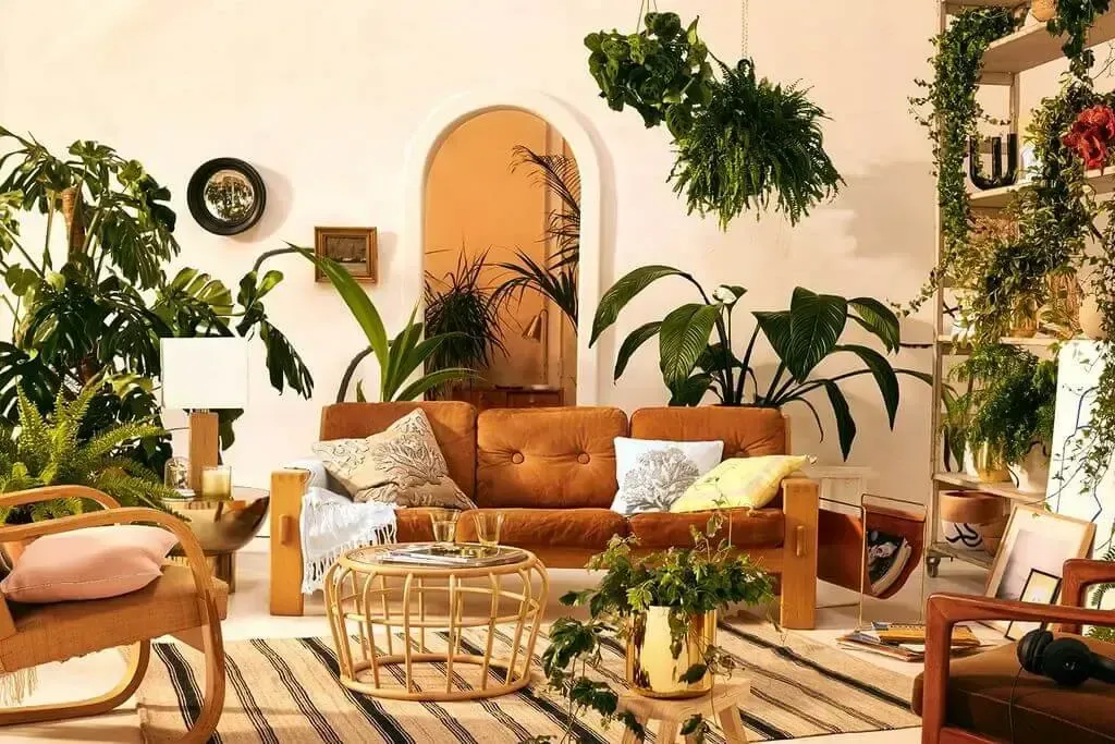 O sufragerie plina cu mobilier si plante.