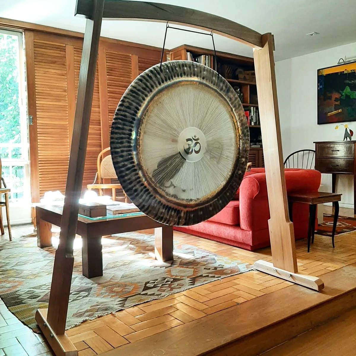 Gran gong colgado en una habitación, en un marco de madera.