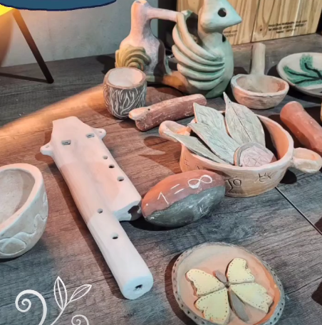 Colección de objetos de arcilla hechos a mano sobre una superficie de madera