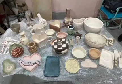 Una colección de diversas piezas de cerámica expuestas sobre una mesa.