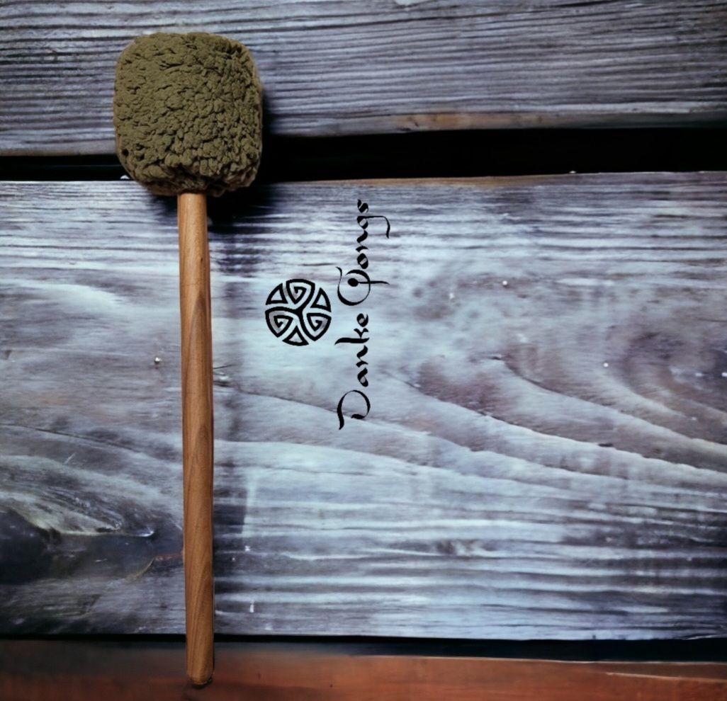 Mazo mediano para Gong de mano. Corderito sintético. Largo 42 cm. Peso  324 Grs.