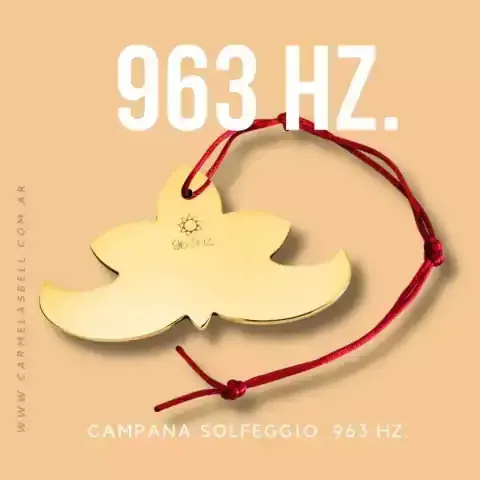Campana dorada con hilo rojo, etiquetada 